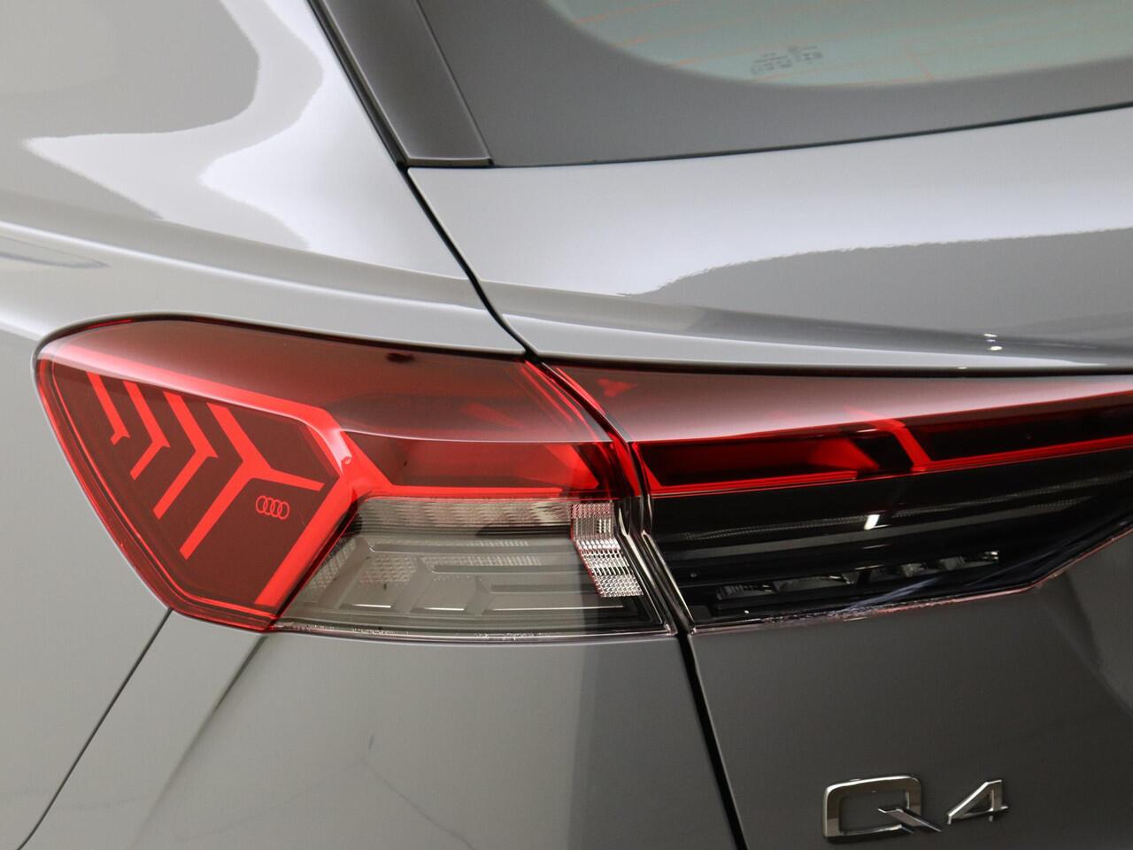 Audi Q4 e-tron 45 quattro Advanced edition 82 kWh | Trekhaak | Adaptieve cruise control | Navigatie Plus | Keyless | Stoelverwarming | 3-zone airco | Elektrische achterklep | CarPlay |