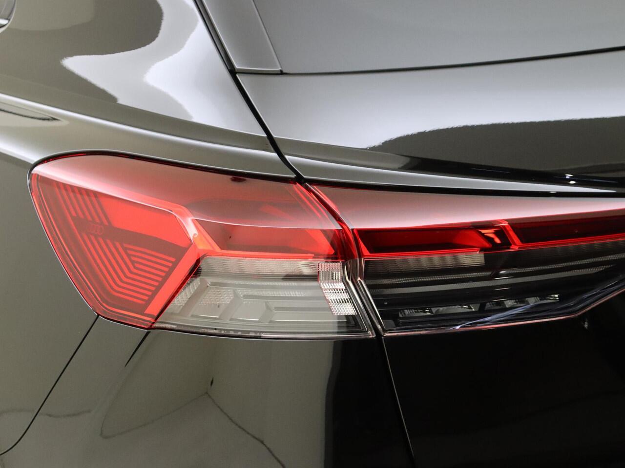 Audi Q4 e-tron 45 quattro Advanced edition 82 kWh | Achteruitrijcamera | LED matrix verlichting | Stoelverwarming | Navigatie Plus | Adaptieve cruise control | CarPlay | Elektrische achterklep |