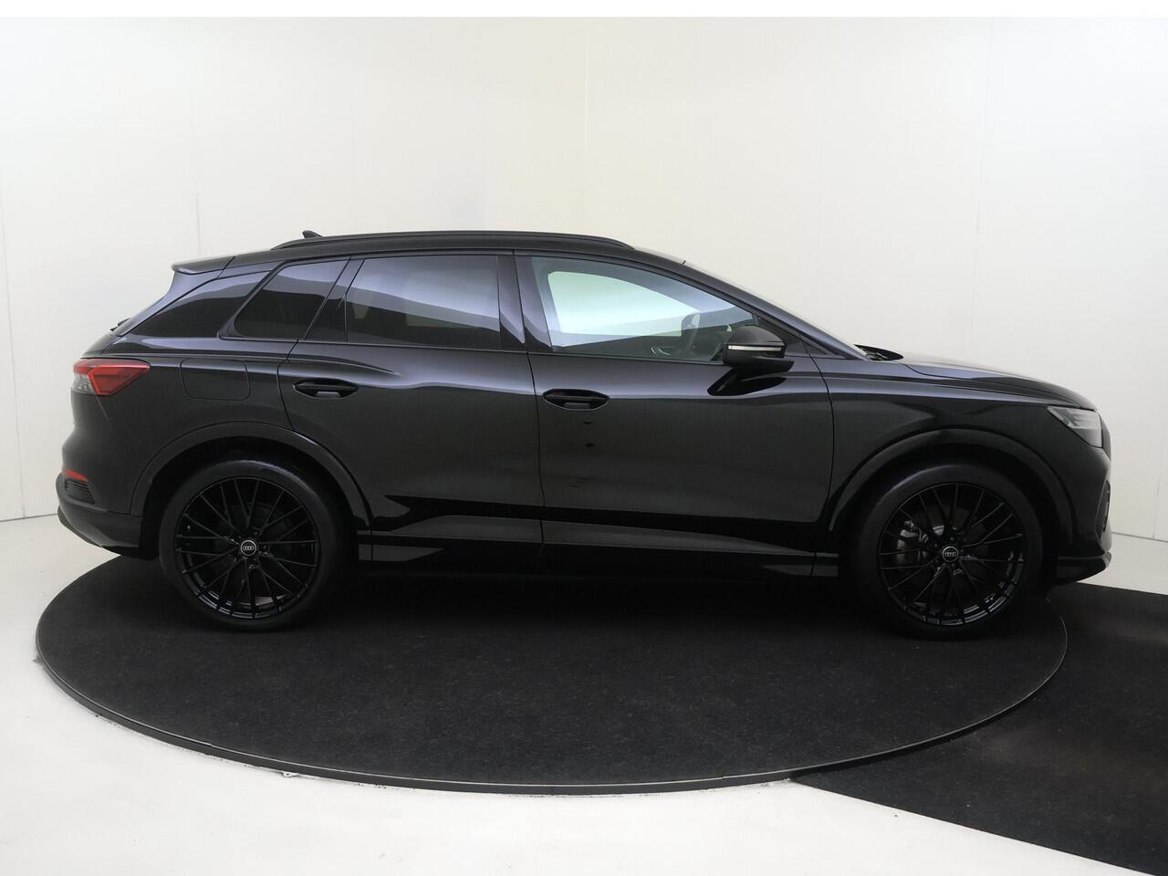 Audi Q4 e-tron 45 quattro Advanced edition 82 kWh | Achteruitrijcamera | LED matrix verlichting | Stoelverwarming | Navigatie Plus | Adaptieve cruise control | CarPlay | Elektrische achterklep |