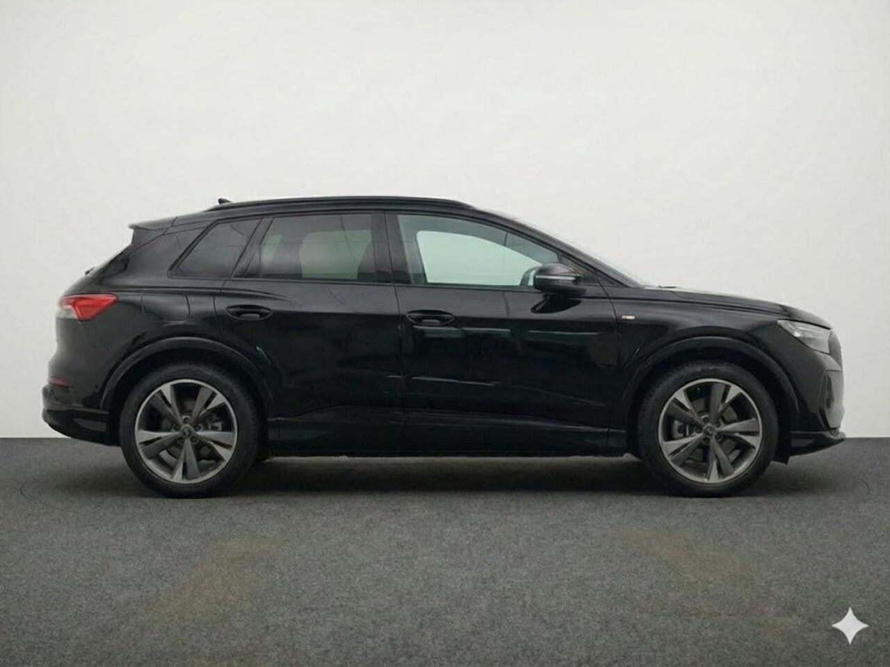 Audi Q4 e-tron 45 quattro S Edition 82 kWh 286pk | Panoramadak | Elektrisch verstelbare stoelen | 20 inch Lichtmetalen velgen | Adaptieve cruise controle