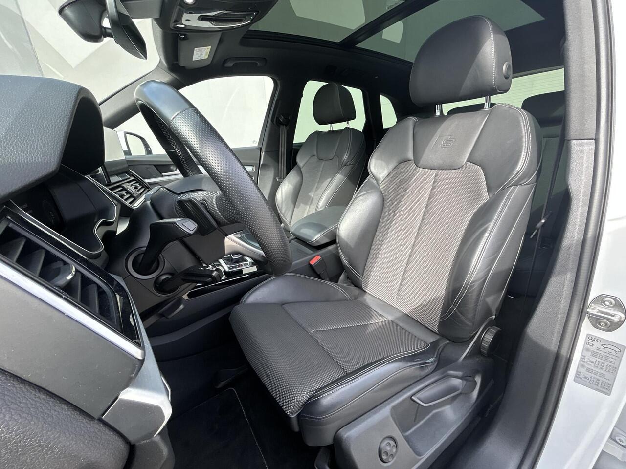 Audi Q5 55 TFSI e Quattro S line 367pk / S-Line / 22" velgen / Panoramadak / Wegklapbare Trekhaak (2.000 trekgewicht) / Android Auto / Apple Carplay