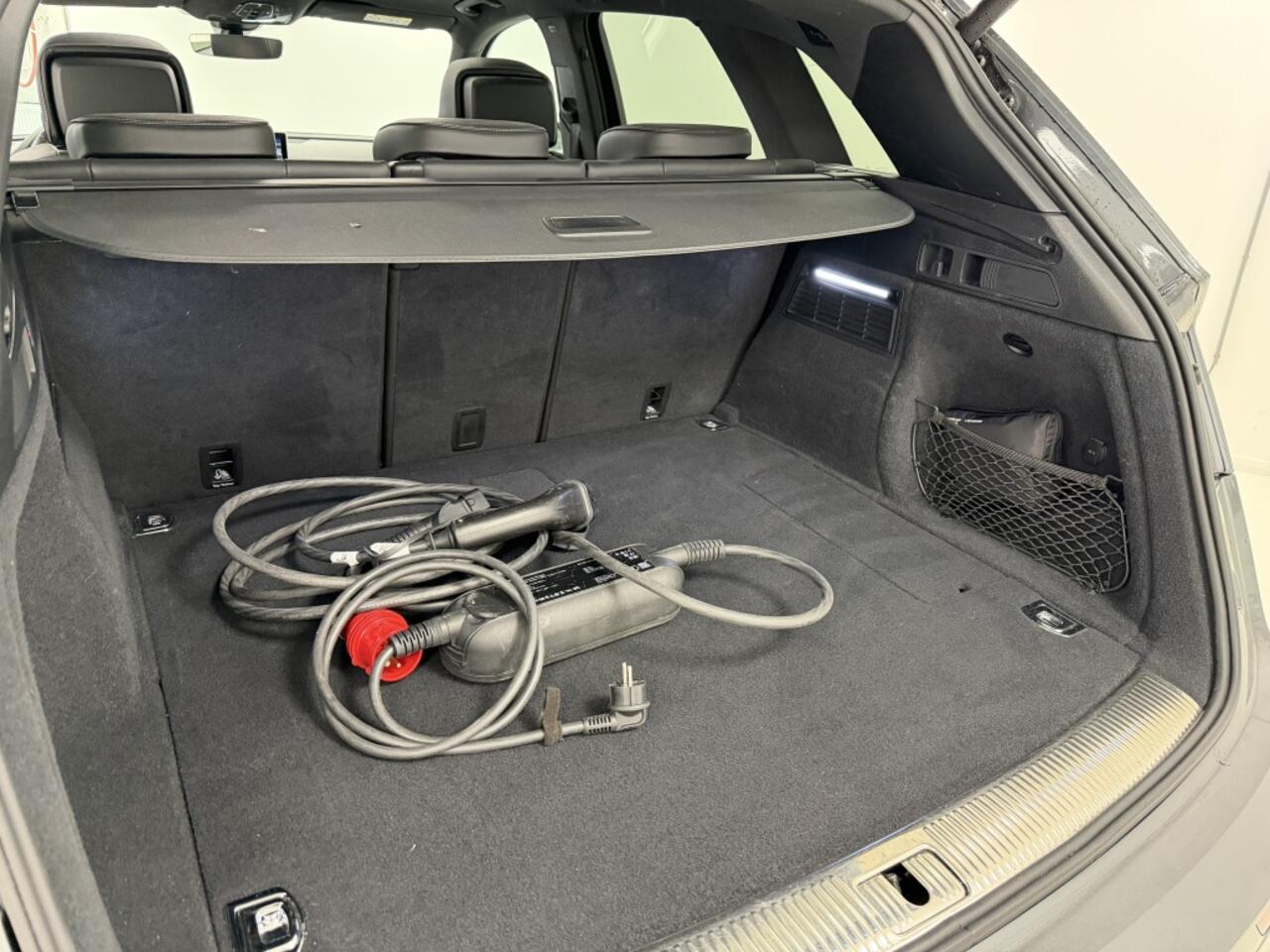 Audi Q5 50 TFSI e S edition | Luchtvering | Trekhaak | Panoramadak |