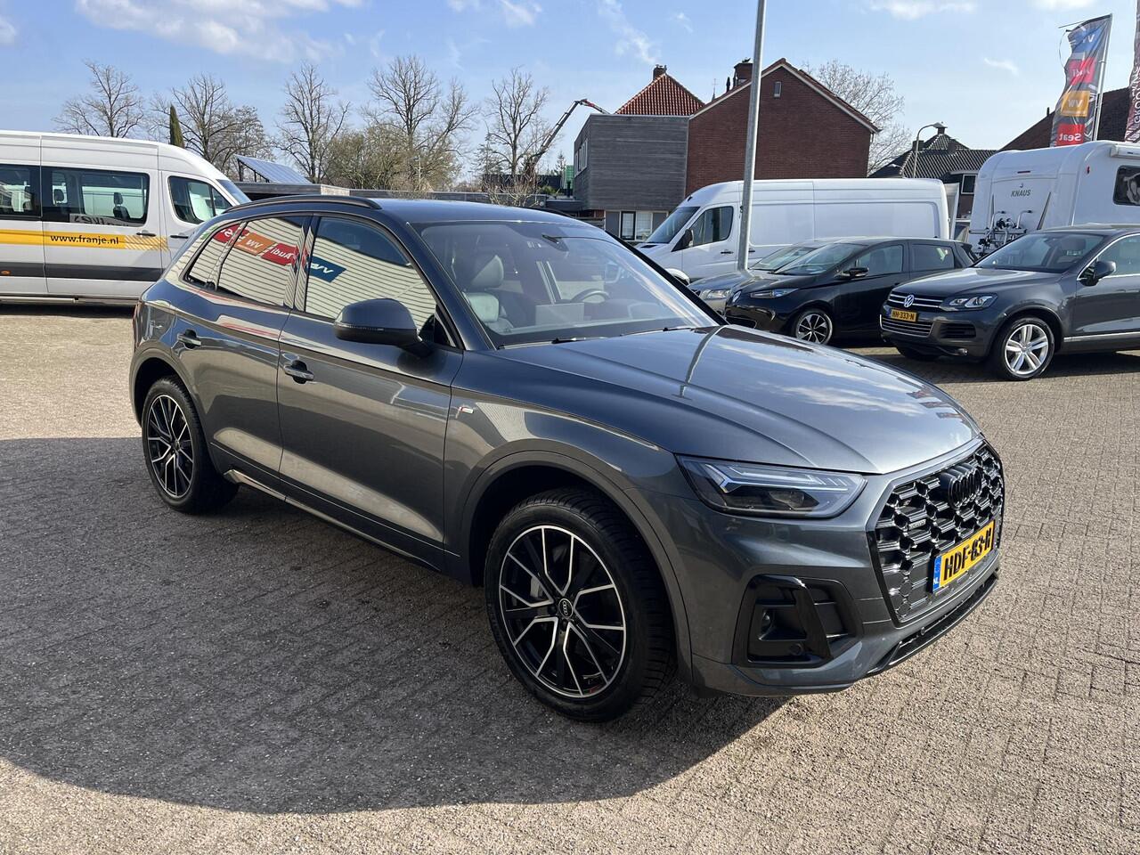 Audi Q5 50 TFSI e S edition Plug inn hybride. S- line uitvoering. Binnen en buiten. navi, pdc, sportstoelen etc.