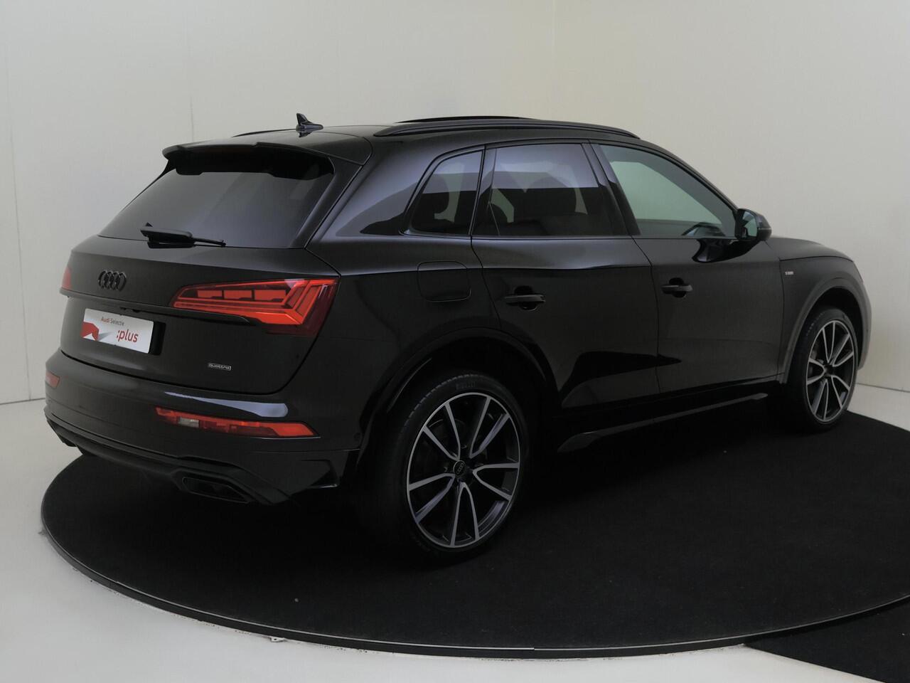 Audi Q5 55 TFSI e S edition Competition | Panoramadak | Bang & Olufsen | Lederen bekleding 'Valcona' | 360 camera | Dodehoek detectie | Parkeerasisstent | Stoel- en stuurwielverwarming |