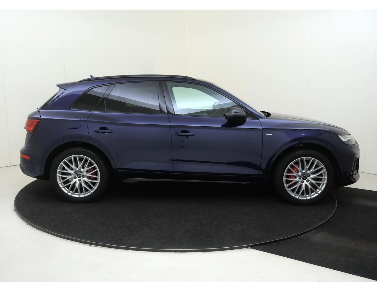 Audi Q5 50 TFSI e S edition Competition | Luchtvering | 360 camera | Head-up display | Lederen bekleding 'Valcona' | 3-zone airco | LED matrix verlichting | Dodehoek detectie |