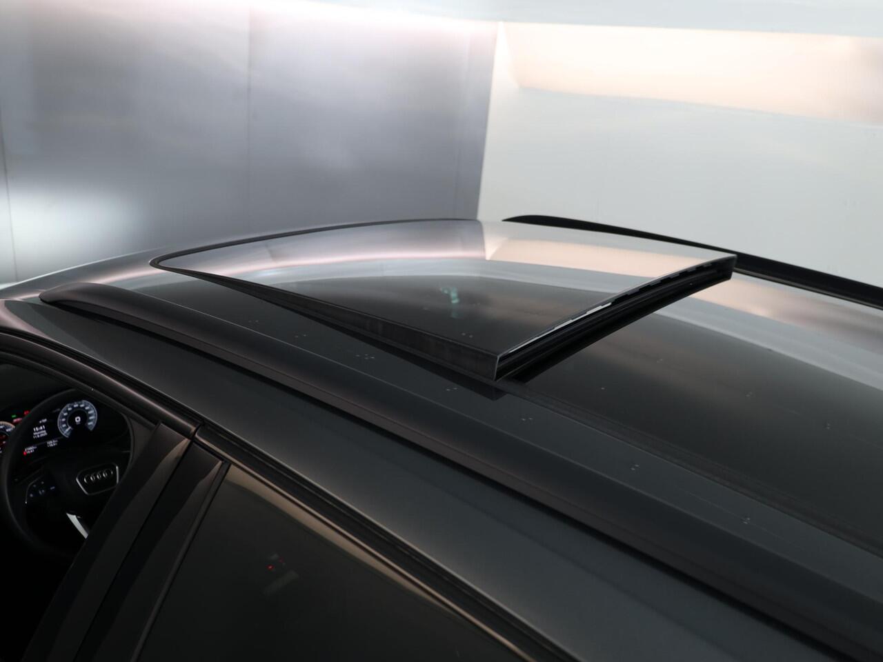 Audi Q5 50 TFSI e S edition Competition 299pk | Panoramadak | Gratis Winterset | Wegklapbare trekhaak | B&O Audio