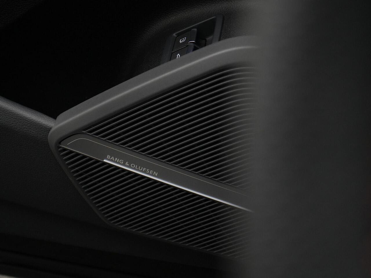 Audi Q5 Sportback 55 TFSI e 367 pk S-tronic S Edition Competition / S-Line | Luchtvering | Fijnnappa leder (rood gestikt) | Geheugenstoel | Bang & Olufsen