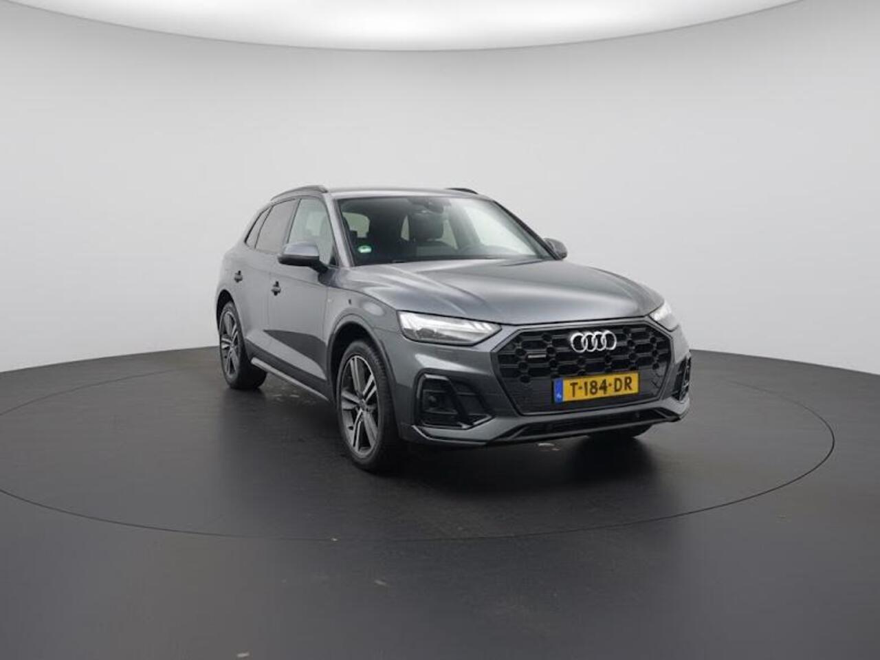 Audi Q5 50 TFSI e S edition 299PK S-tronic PHEV | 2x S-line | Zwart optiek | Clima | Zwenkbare trekhaak | Adaptieve cruise | Rood sticksel |