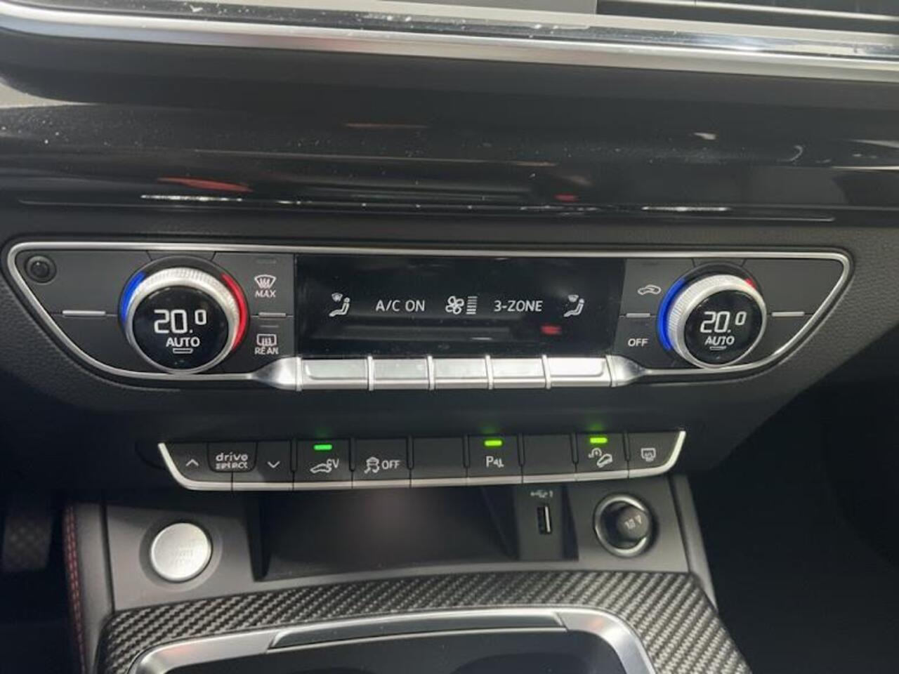 Audi Q5 50 TFSI e S edition 299PK S-tronic PHEV | 2x S-line | Zwart optiek | Clima | Zwenkbare trekhaak | Adaptieve cruise | Rood sticksel |