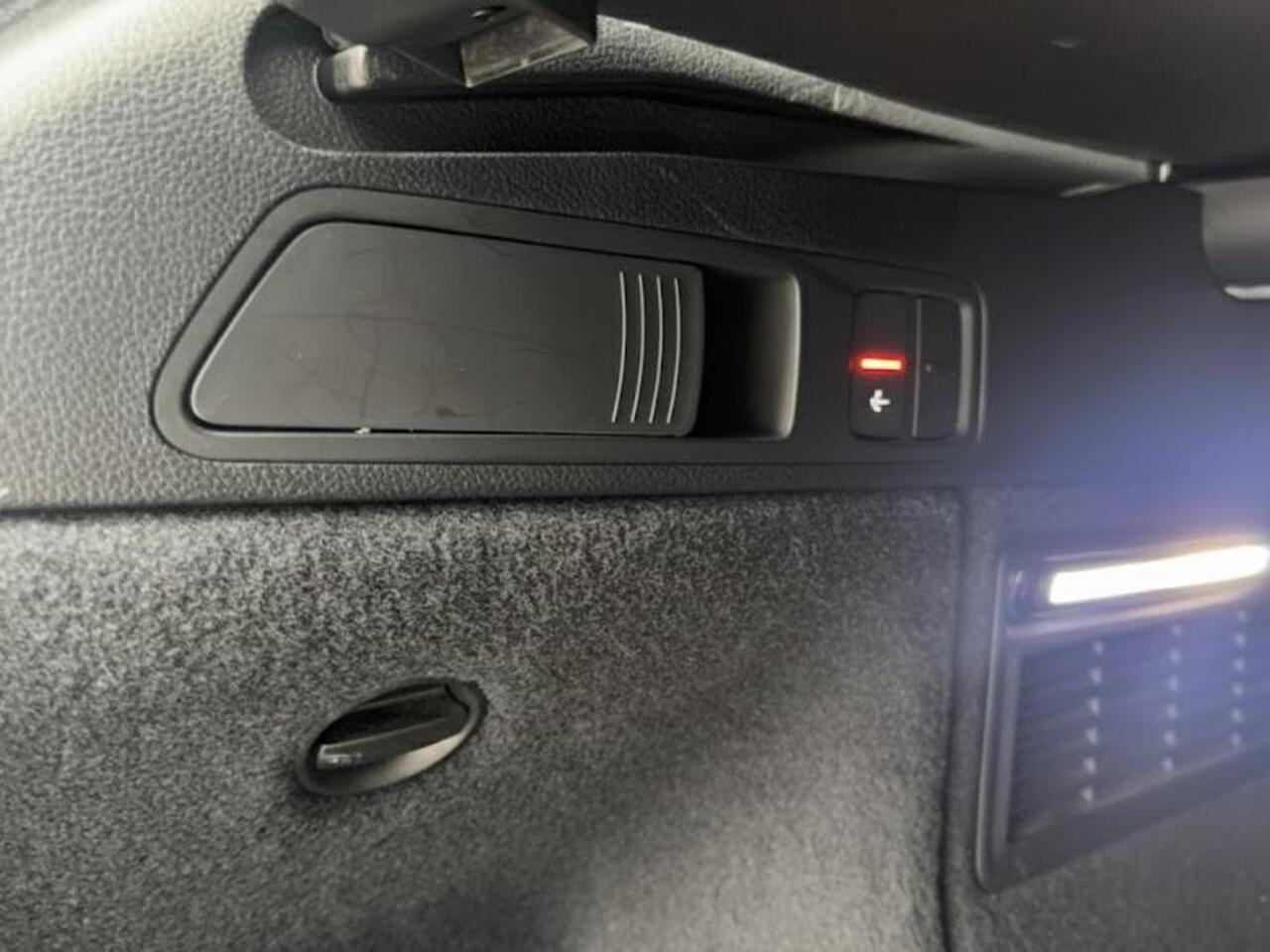 Audi Q5 50 TFSI e S edition 299PK S-tronic | 91% SOH | 2x S-line | Zwart optiek | Clima | Zwenkbare trekhaak | Adaptieve cruise | Rood sticksel |