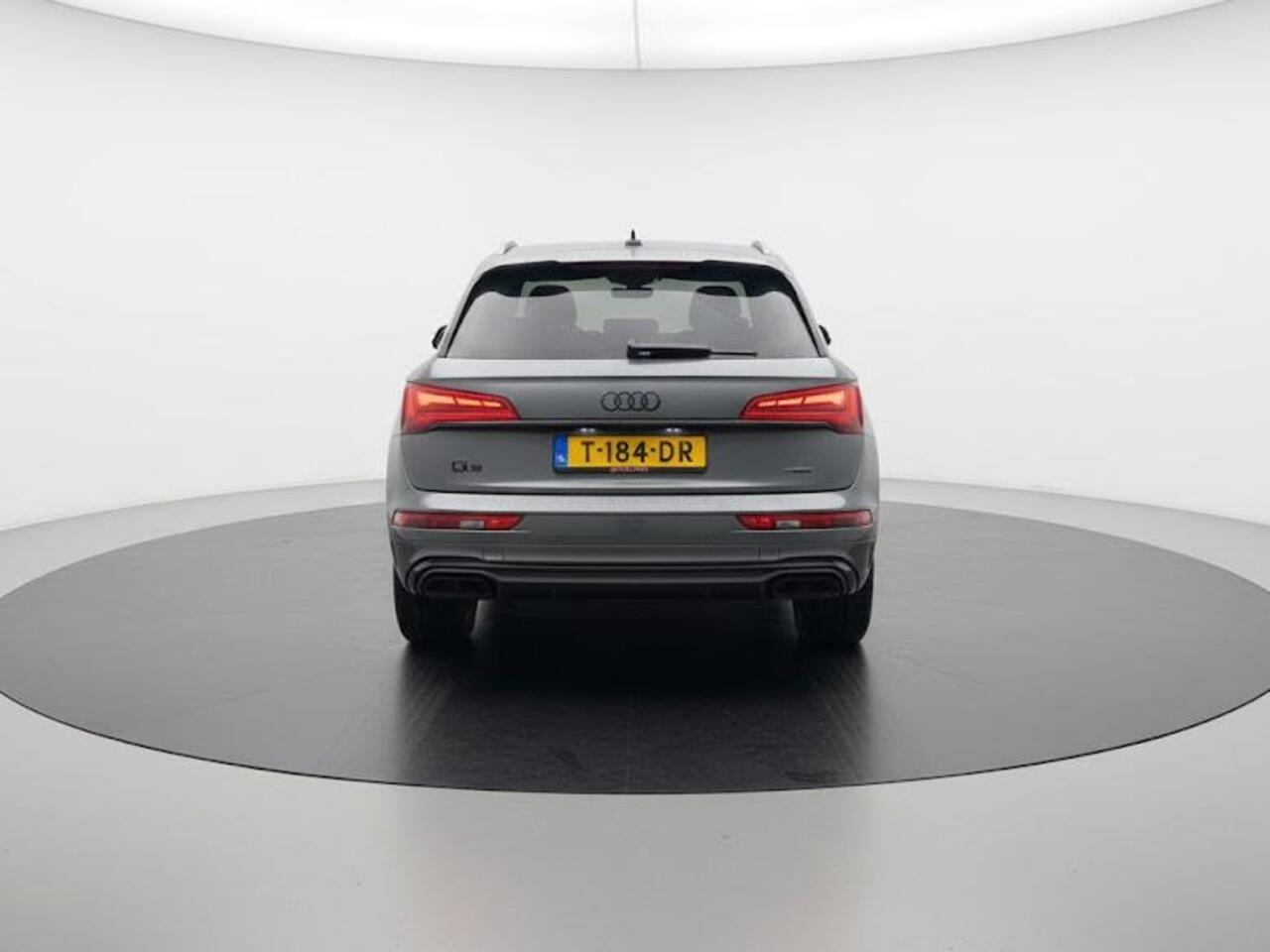 Audi Q5 50 TFSI e S edition 299PK S-tronic | 91% SOH | 2x S-line | Zwart optiek | Clima | Zwenkbare trekhaak | Adaptieve cruise | Rood sticksel |