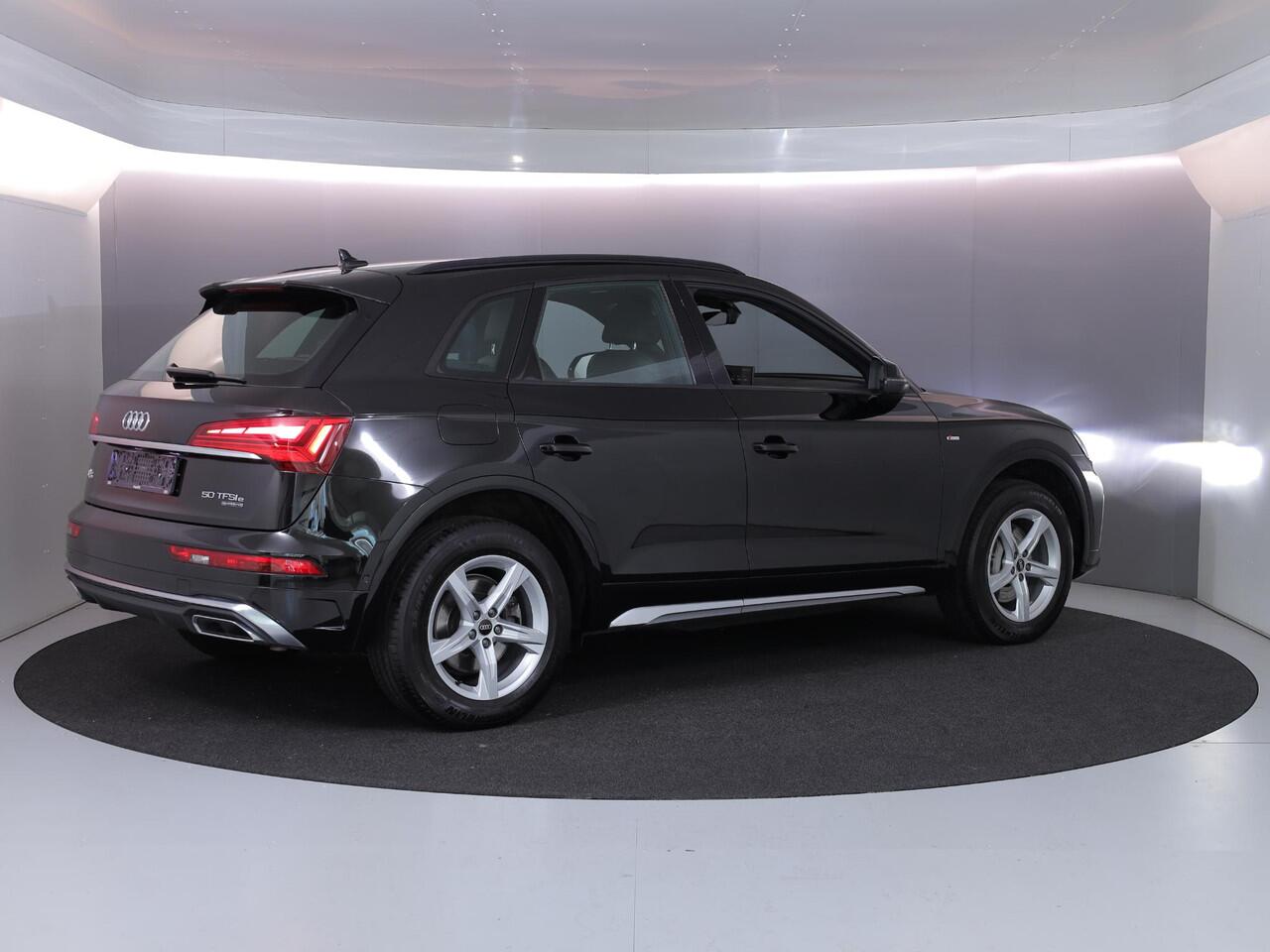 Audi Q5 50 TFSI e S edition 299pk S-tronic | 92% SOH | Parkeersensoren (Park assist) | Rondomzicht camera | Leder | Stoelverwarming | S-Line |