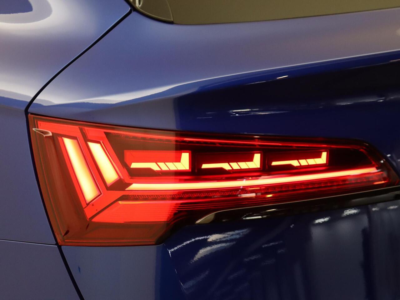 Audi Q5 Sportback 55 TFSI e S edition Competition | Panoramadak | Trekhaak | Stoelverwarming voor en achter | Dodehoek detectie | Optiek zwart Plus | LED matrix verlichting | Achteruitrijcamera | Keyless |