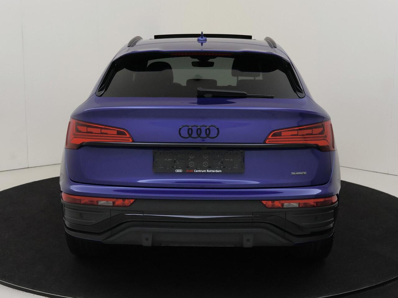 Audi Q5 Sportback 55 TFSI e S edition Competition | Panoramadak | Trekhaak | Stoelverwarming voor en achter | Dodehoek detectie | Optiek zwart Plus | LED matrix verlichting | Achteruitrijcamera | Keyless |