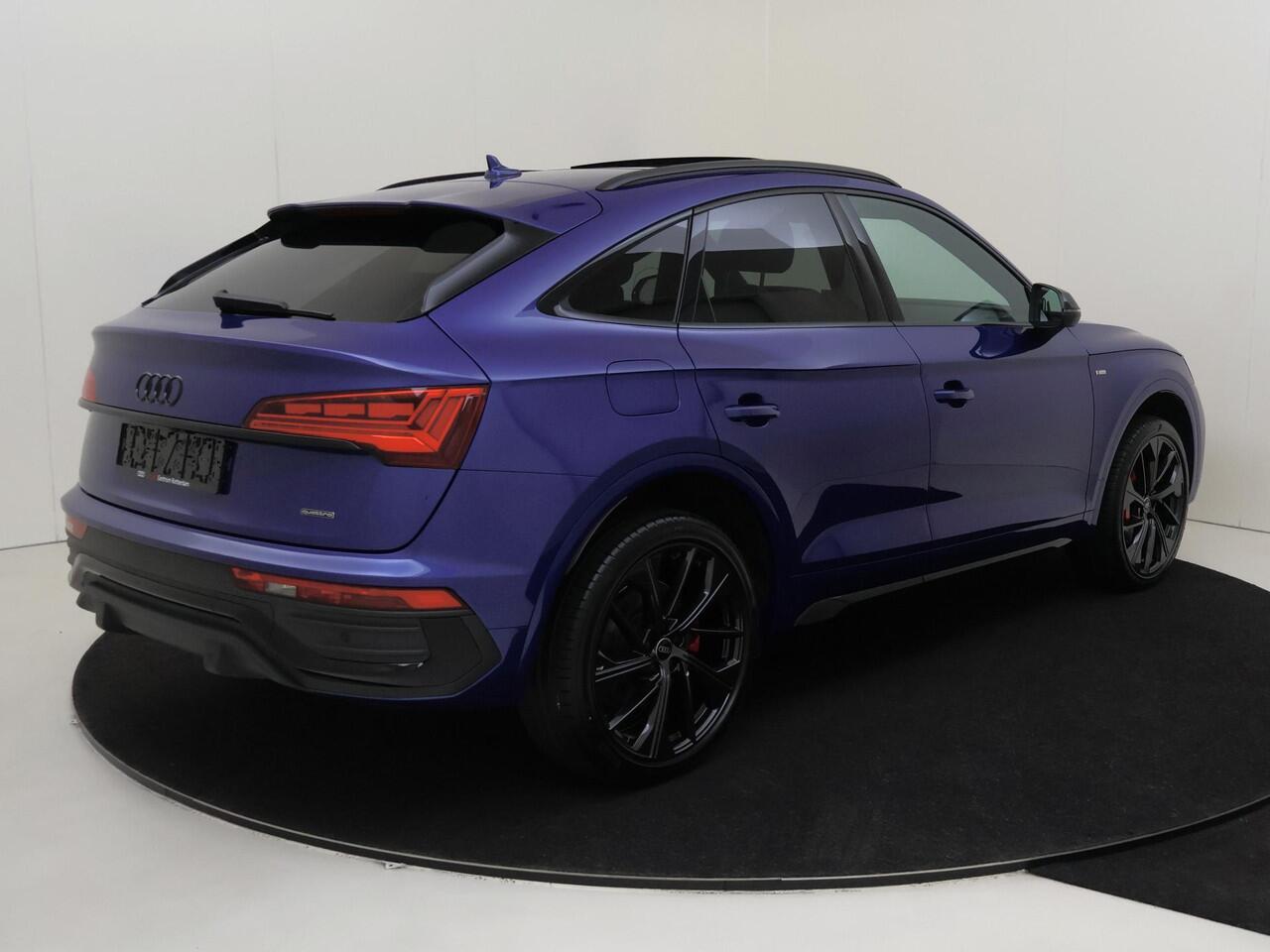 Audi Q5 Sportback 55 TFSI e S edition Competition | Panoramadak | Trekhaak | Stoelverwarming voor en achter | Dodehoek detectie | Optiek zwart Plus | LED matrix verlichting | Achteruitrijcamera | Keyless |