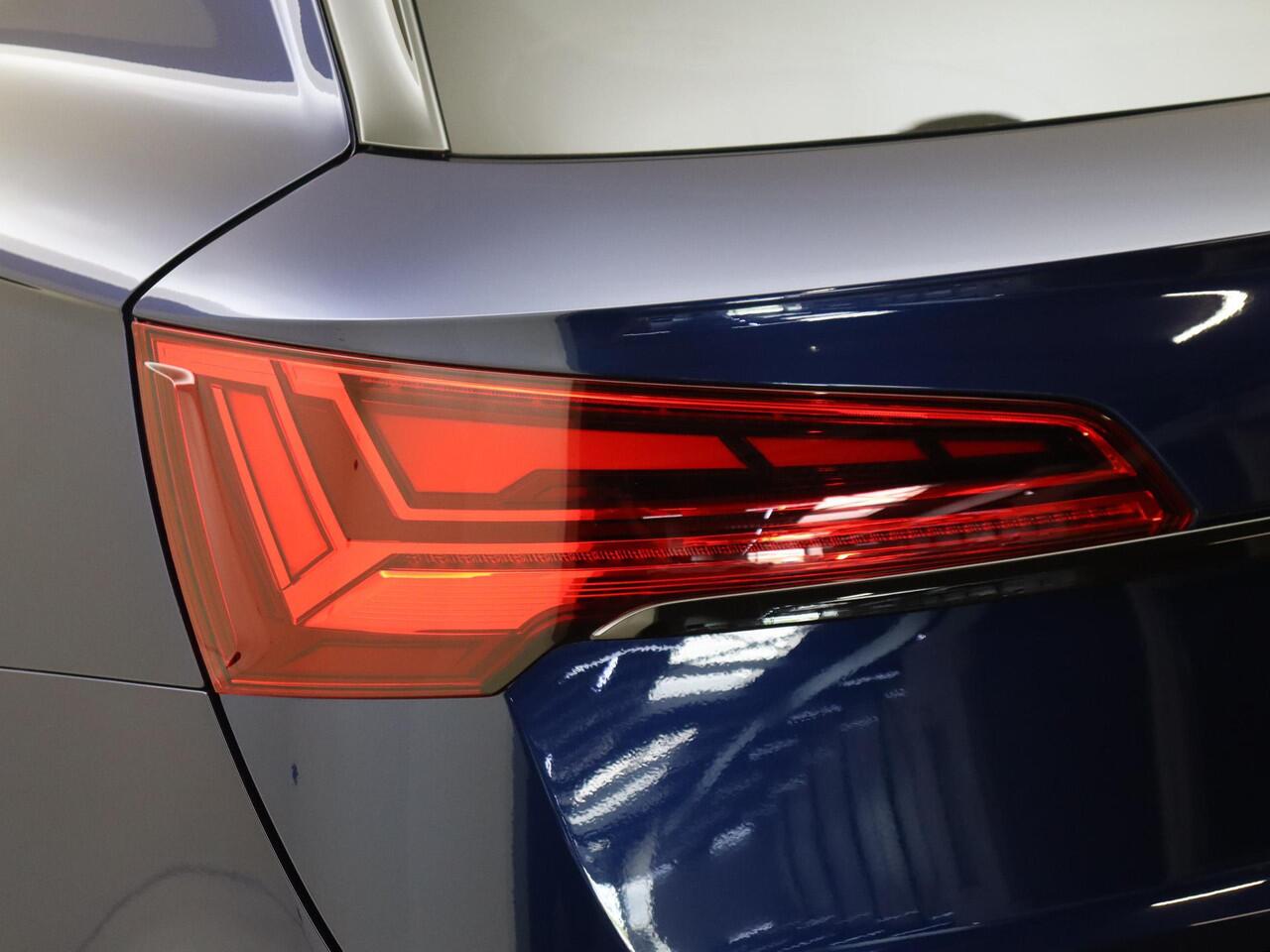 Audi Q5 55 TFSI e S edition Competition | Panoramadak | Trekhaak | Lederen bekleding 'Valcona' | Head-up display | Bang & Olufsen | LED matrix verlichting | Stoelverwarming voor en achter |