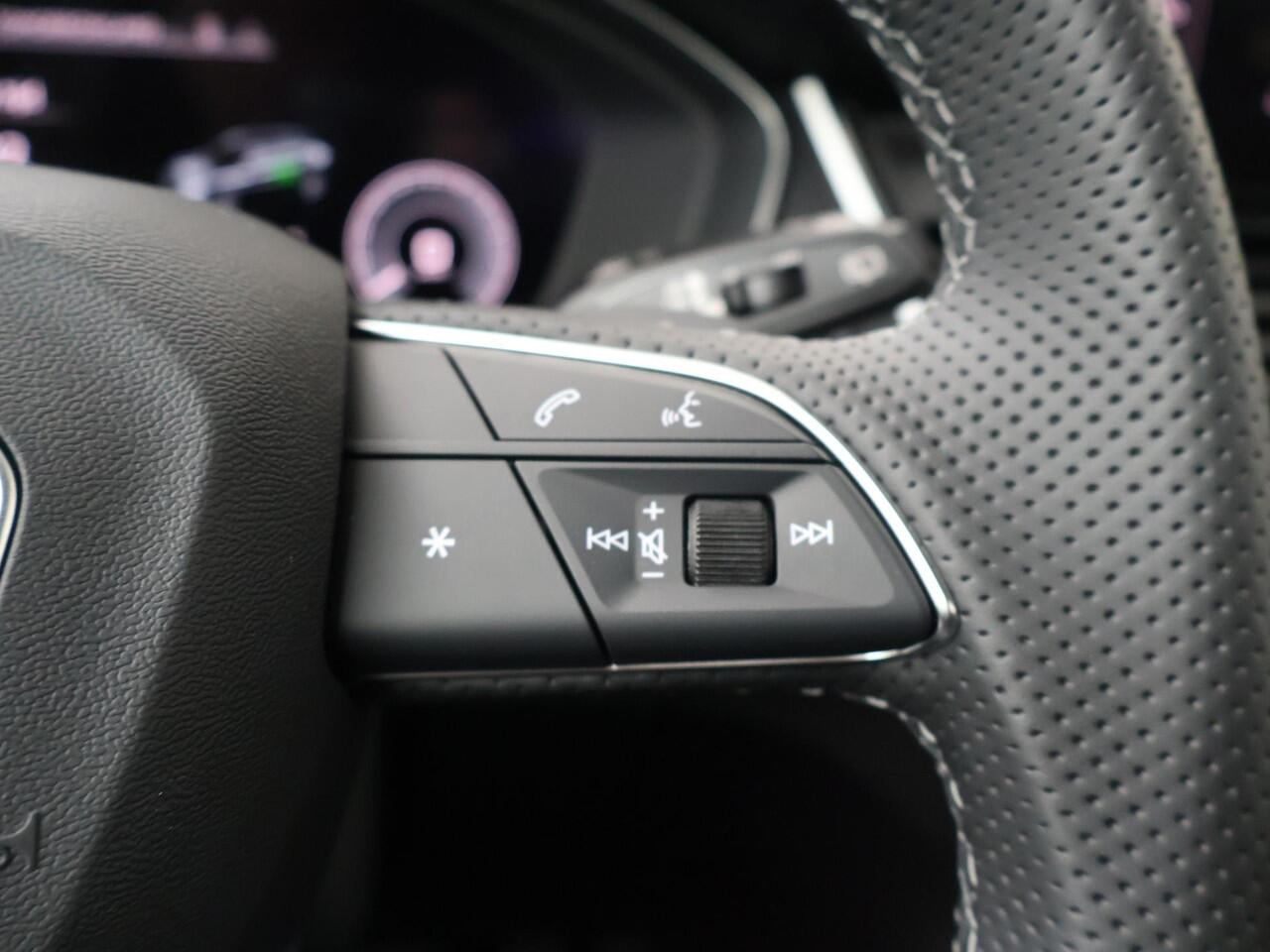 Audi Q5 S edition Competition 50 TFSI e 220 kW / 299 PK | Stoelverwarming | Trekhaak | Keyless Entry | LED | Adaptieve Cruise Control | Elektrische Stoel |