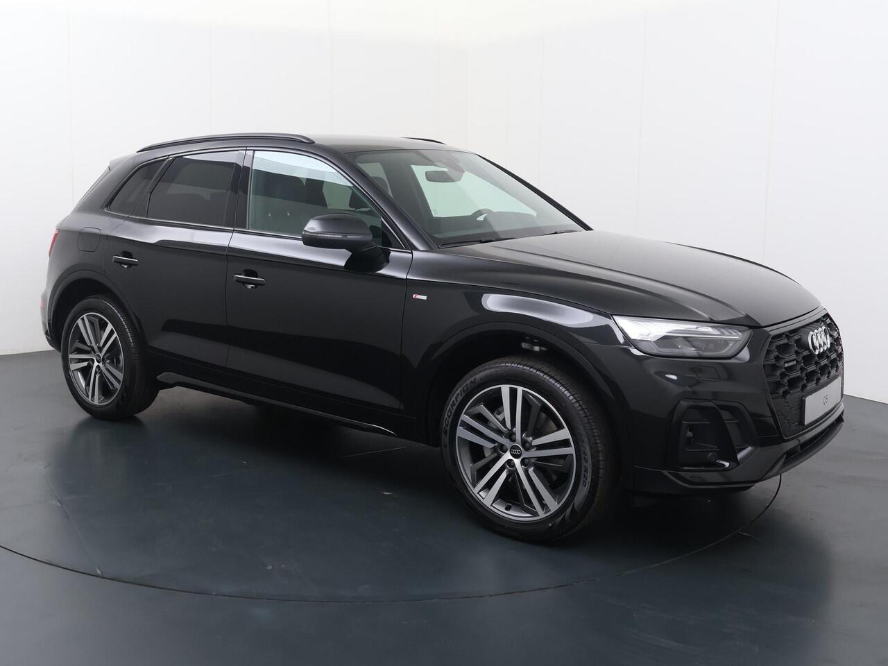 Audi Q5 S edition Competition 50 TFSI e 220 kW / 299 PK | Stoelverwarming | Trekhaak | Keyless Entry | LED | Adaptieve Cruise Control | Elektrische Stoel |