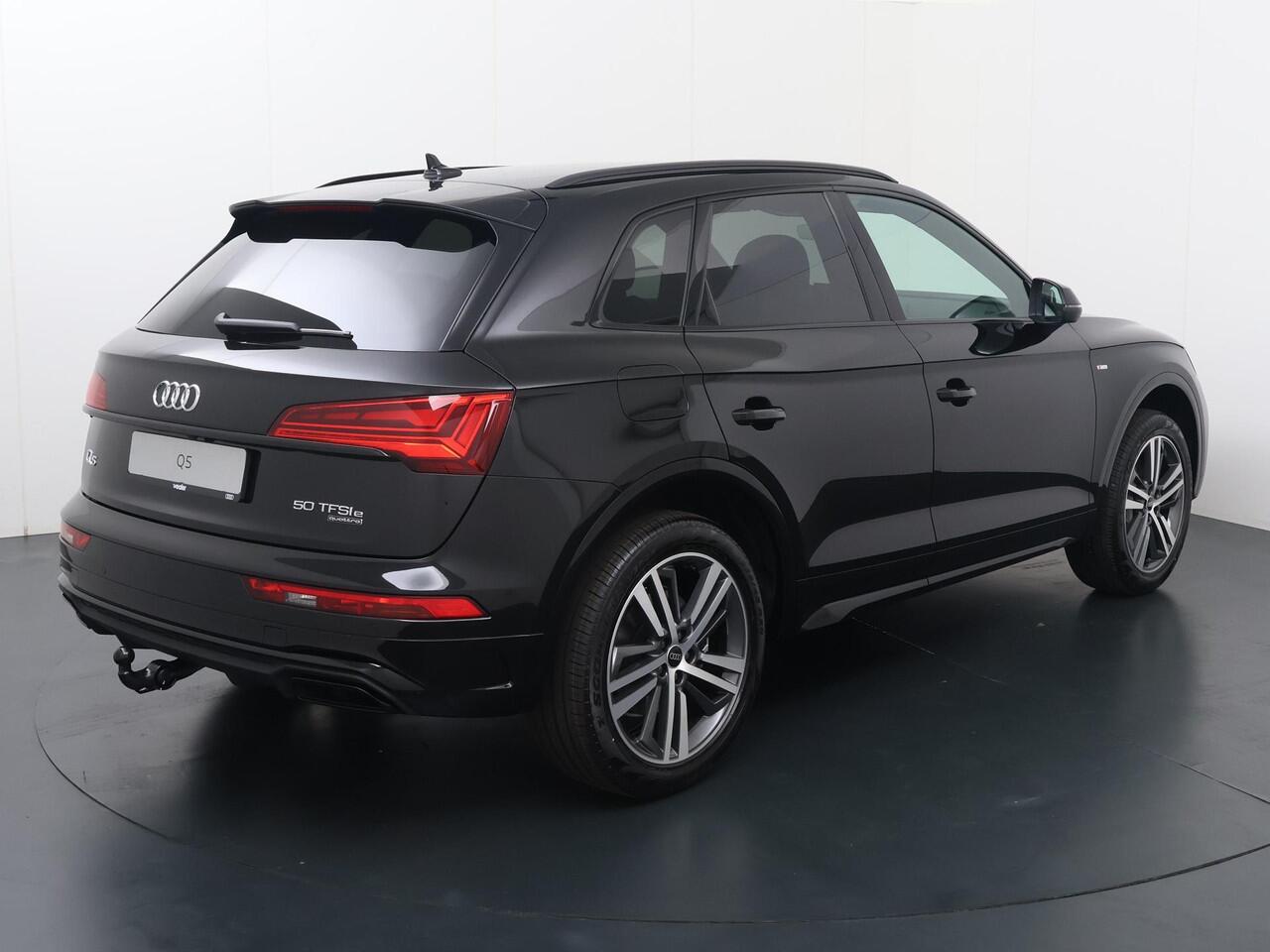 Audi Q5 S edition Competition 50 TFSI e 220 kW / 299 PK | Stoelverwarming | Trekhaak | Keyless Entry | LED | Adaptieve Cruise Control | Elektrische Stoel |