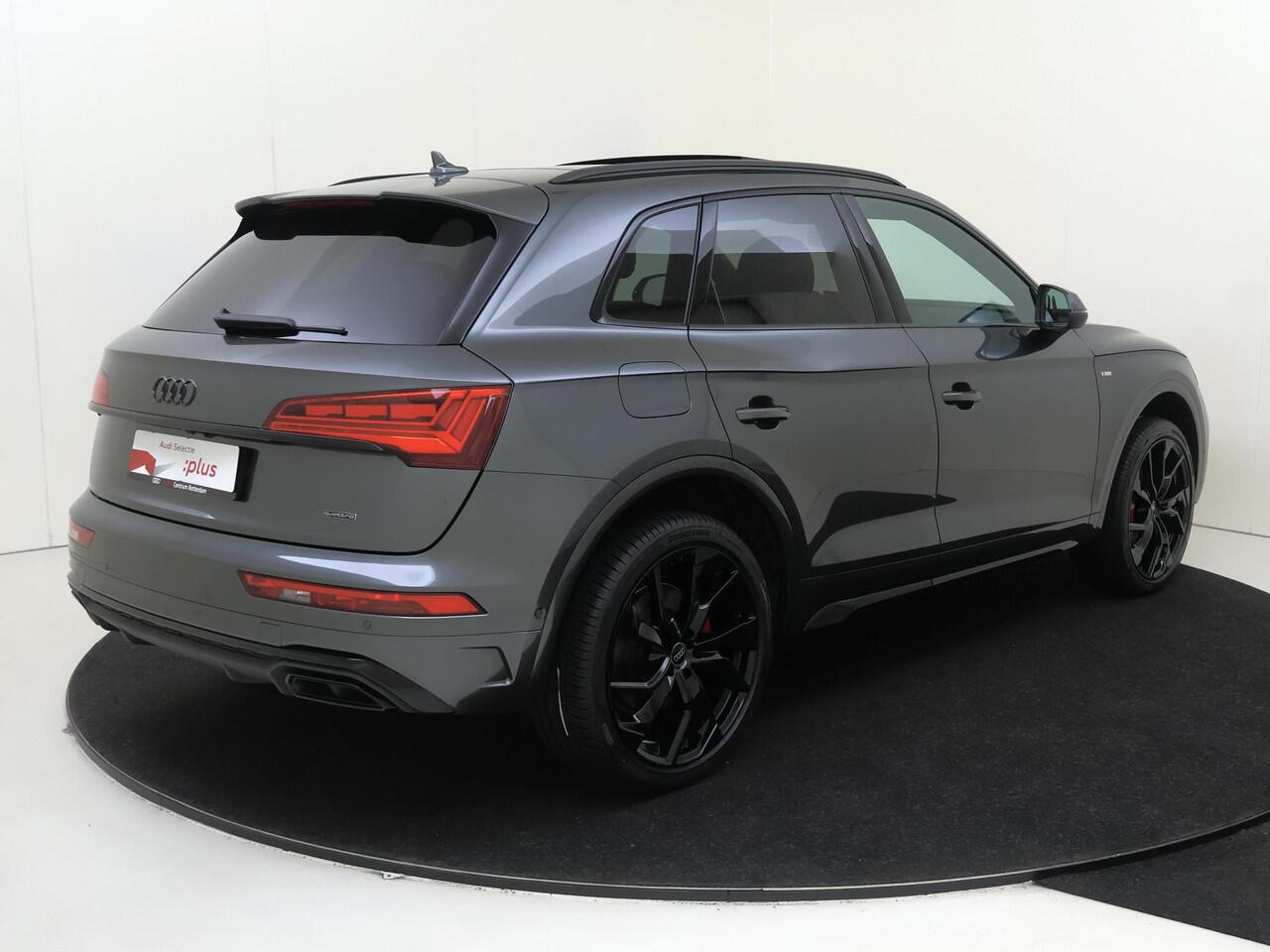 Audi Q5 55 TFSI e S edition Competition | Panoramadak | Trekhaak | 360 camera | 3-zone airco | Stoelverwarming voor- en achter | Dodehoek | Keyless | Parkeerassistent |