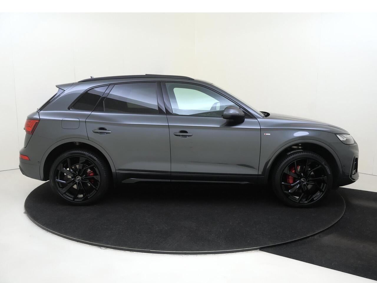 Audi Q5 55 TFSI e S edition Competition | Panoramadak | Trekhaak | 360 camera | 3-zone airco | Stoelverwarming voor- en achter | Dodehoek | Keyless | Parkeerassistent |