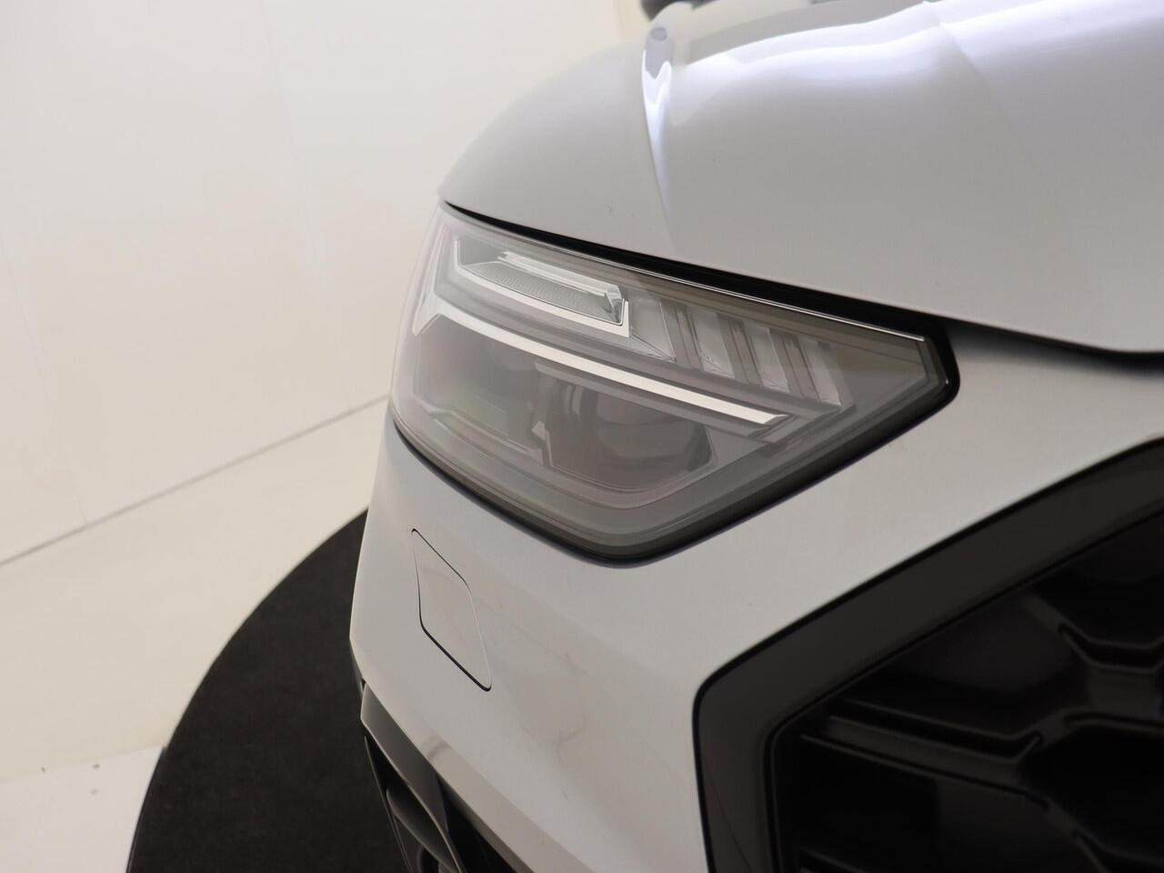 Audi Q5 55 TFSI e S edition Competition | Panoramadak | Trekhaak | Achteruitrijcamera | 3-zone airco | Dodehoek detectie | Keyless | LED matrix verlichting | Stoelverwarming |