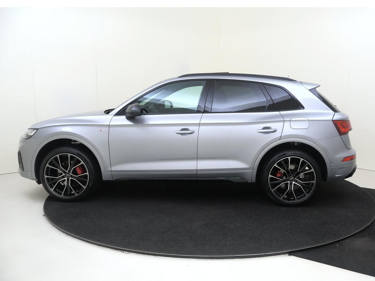 Audi Q5 55 TFSI e S edition Competition | Panoramadak | Trekhaak | Achteruitrijcamera | 3-zone airco | Dodehoek detectie | Keyless | LED matrix verlichting | Stoelverwarming |