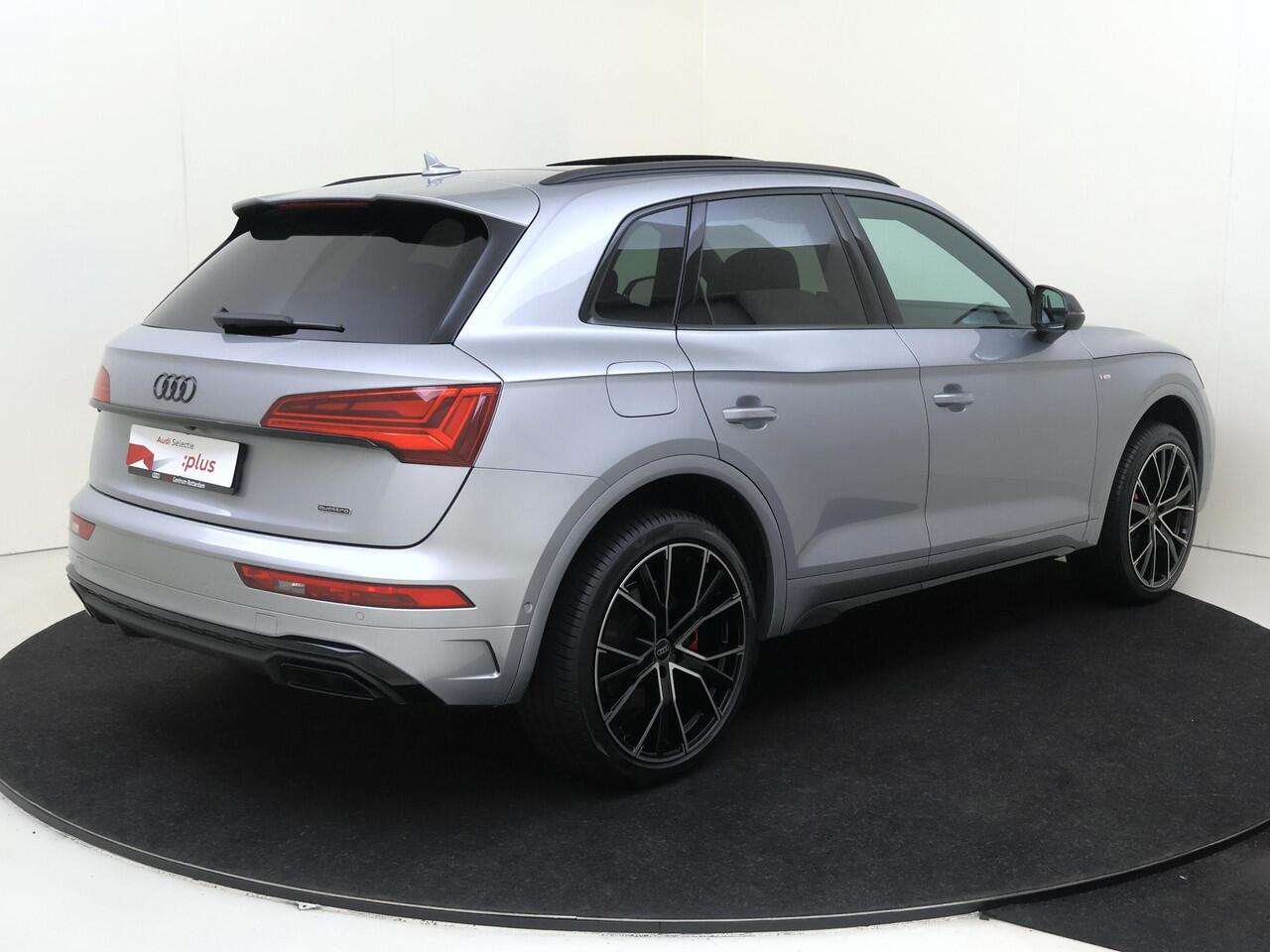 Audi Q5 55 TFSI e S edition Competition | Panoramadak | Trekhaak | Achteruitrijcamera | 3-zone airco | Dodehoek detectie | Keyless | LED matrix verlichting | Stoelverwarming |