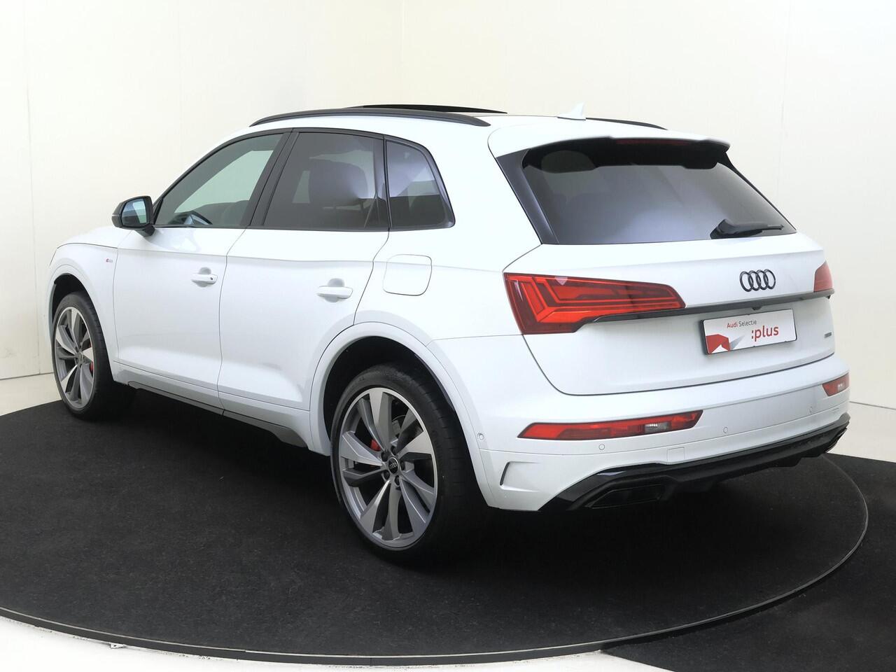 Audi Q5 55 TFSI e S edition Competition | Panoramadak | Trekhaak | Head-up display | Lederen bekleding 'Valcona' | Bang & Olufsen | Parkeerassistent | 360 camera | Stoelverwarming voor en achter |