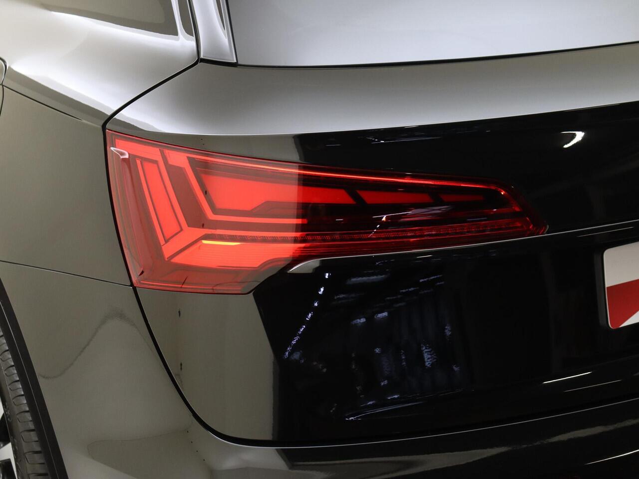 Audi Q5 55 TFSI e S edition Competition | Trekhaak | Achteruitrijcamera | 3-zone airco | Keyless | LED matrix verlichting | Adaptieve cruise control | Stoelverwarming | CarPlay |