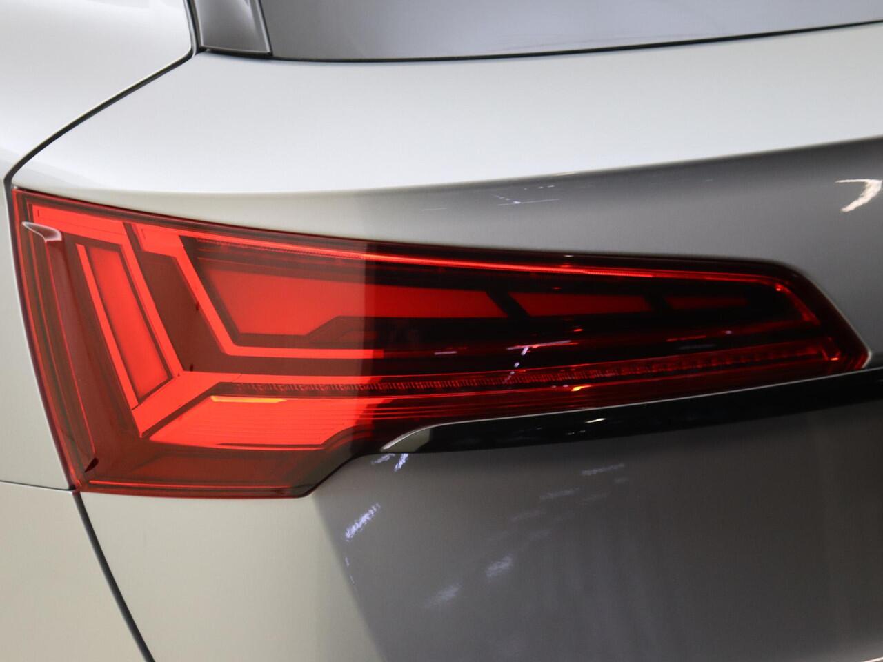 Audi Q5 55 TFSI e S edition Competition | Panoramadak | Trekhaak | Achteruitrijcamera | 3-zone airco | Dodehoek detectie | Keyless | LED matrix verlichting | Stoelverwarming |