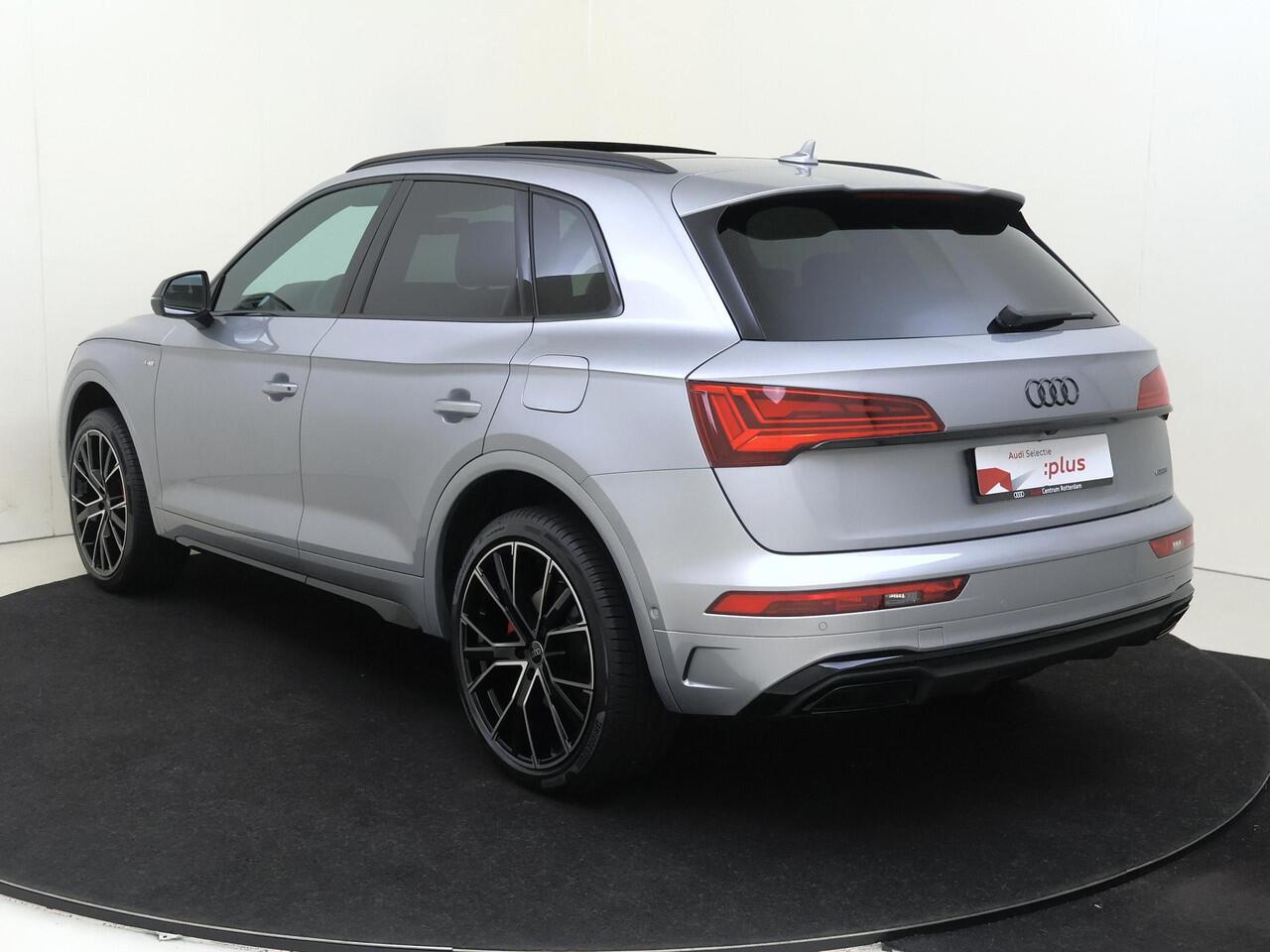 Audi Q5 55 TFSI e S edition Competition | Panoramadak | Trekhaak | Achteruitrijcamera | 3-zone airco | Dodehoek detectie | Keyless | LED matrix verlichting | Stoelverwarming |