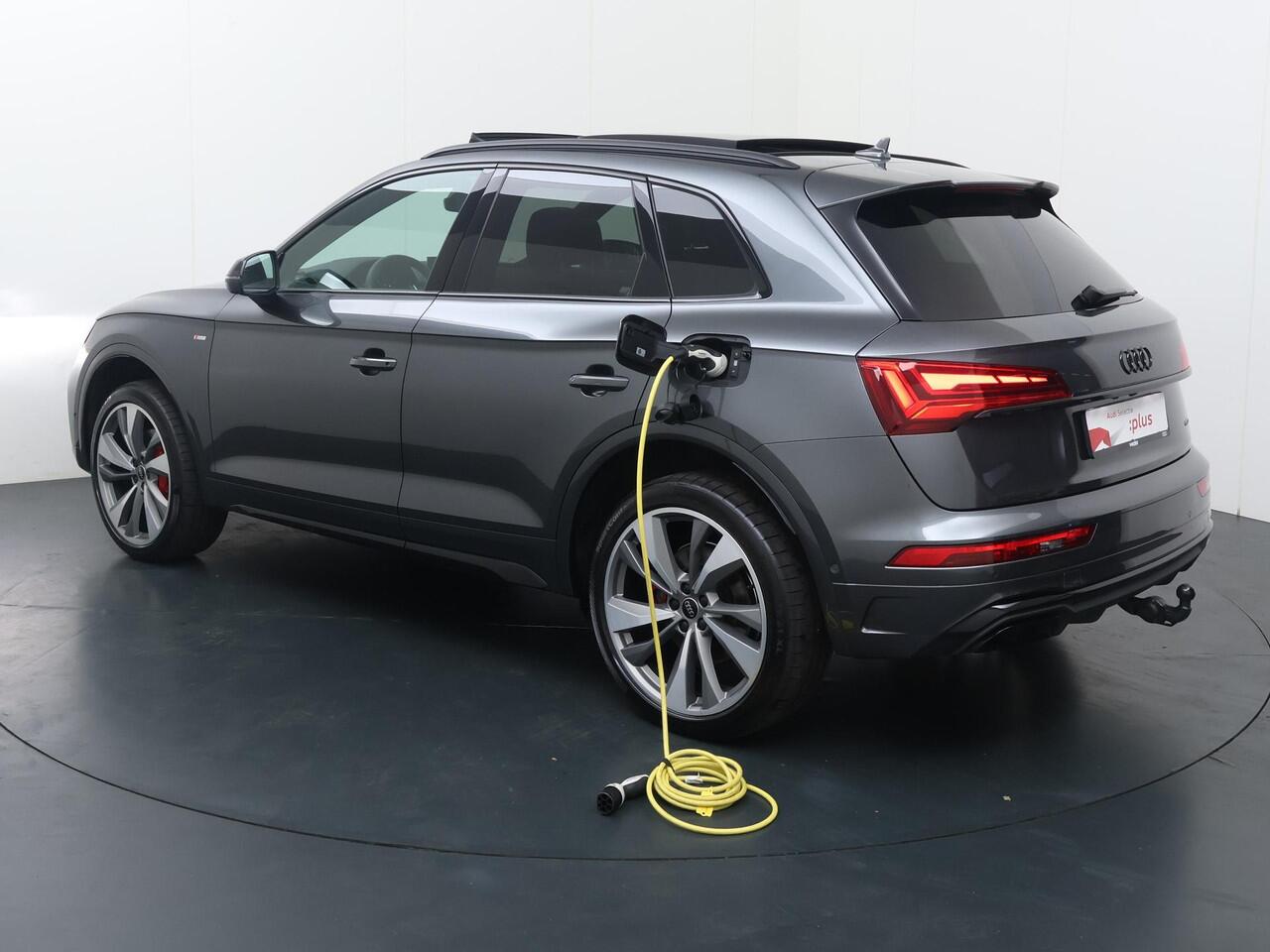 Audi Q5 55 TFSI e S edition Competition | 367 PK | SoH 91% | Trekhaak | Panoramadak | Head-up display | 21" LM velgen | Lederen S line bekleding |