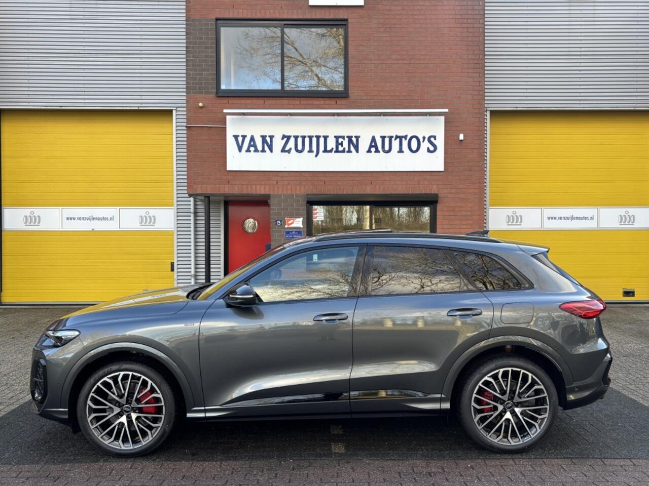 Audi Q5 e-hybrid Quattro 252pk S-Line Pano Luchtvering Trekhaak 21'' BTW