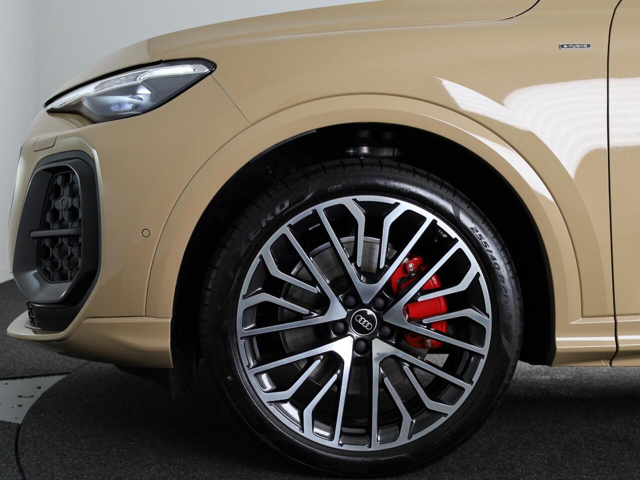 Audi Q5 2.0 TFSI e-hybrid quattro S edition Competition 367pk | Tech Plus Pakket | MMI experience pro | Glazen panoramadak | Tech plus | Privacy glas |