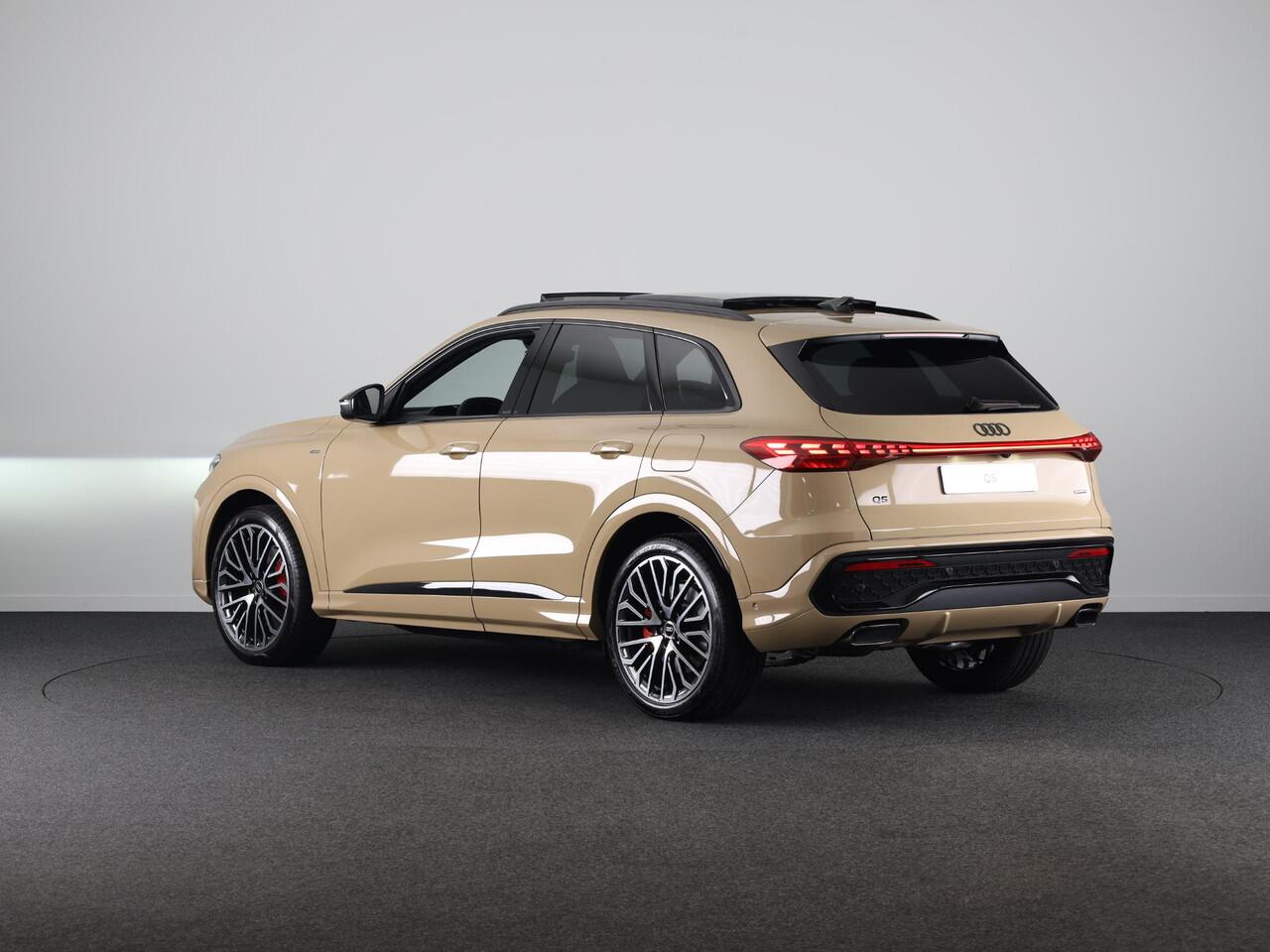 Audi Q5 2.0 TFSI e-hybrid quattro S edition Competition 367pk | Tech Plus Pakket | MMI experience pro | Glazen panoramadak | Tech plus | Privacy glas |
