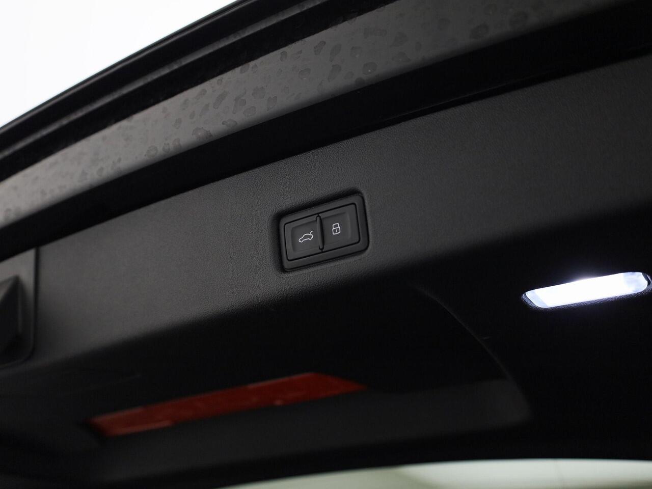 Audi Q5 2.0 TFSI e-hybrid quattro S edition 299 PK Panorama dak · Trekhaak · Luchtvering · Tech Plus