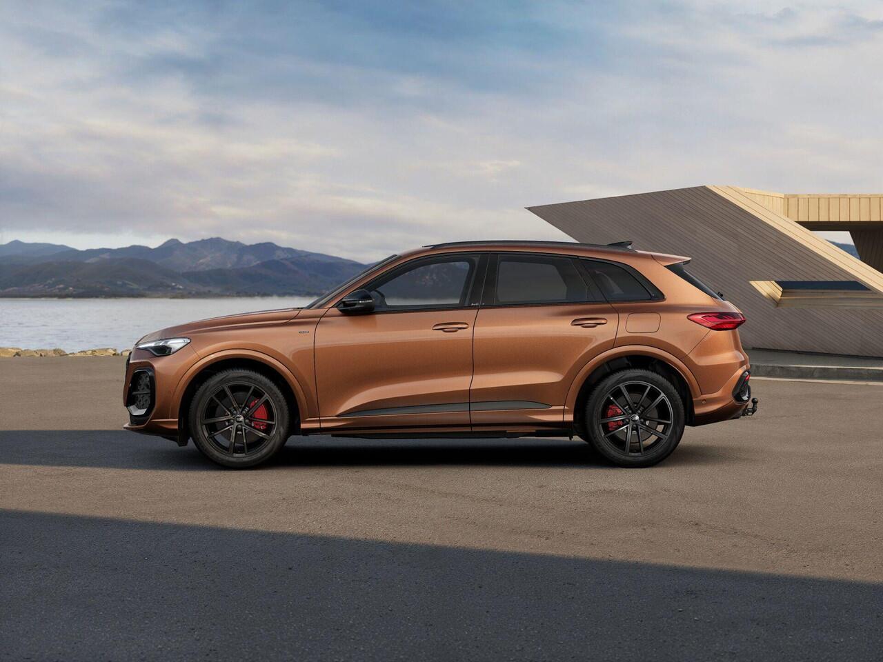 Audi Q5 e-hybrid quattro S edition Competition 367 PK · Tech pro · 20" LM Velgen · Glazen panoramadak · B&O Premium 3D