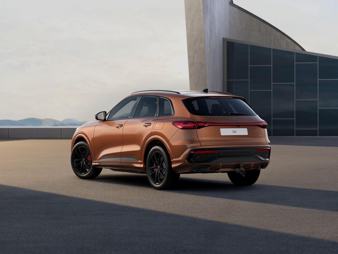 Audi Q5 e-hybrid quattro S edition Competition 367 PK · Tech pro · 20" LM Velgen · Glazen panoramadak · B&O Premium 3D