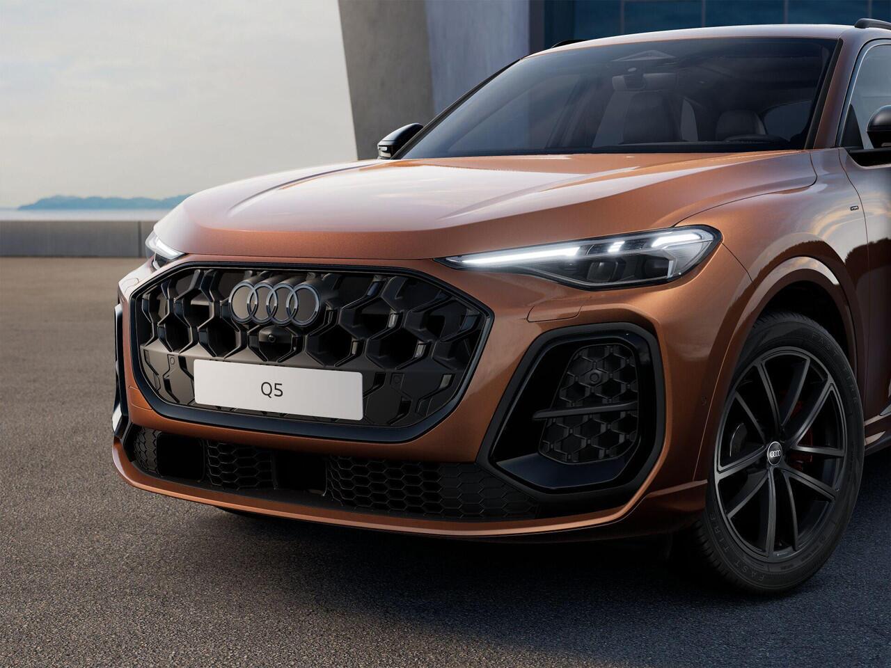 Audi Q5 e-hybrid quattro S edition Competition 367 PK · Tech pro · 20" LM Velgen · Glazen panoramadak · B&O Premium 3D