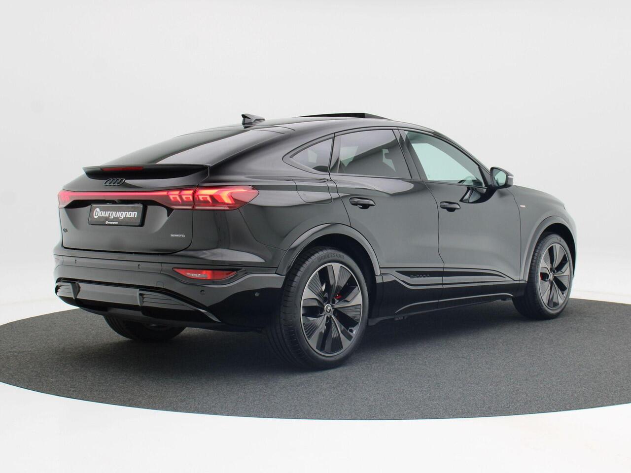 Audi Q6 Sportback S edition e-tron 55 100 kWh | 388 PK | 21 inch velgen | Privacyglas | Zwart optiek | Glazen Panoramadak | Rode remzadels |