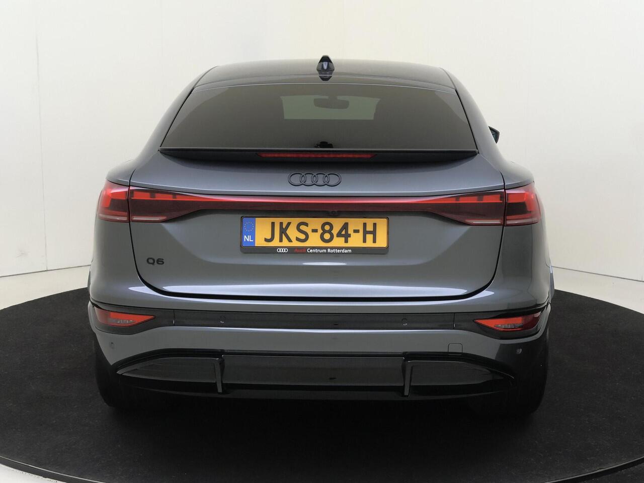 Audi Q6 Sportback e-tron Advanced edition 83 kWh | 360 camera | Parkeerassistent | Dodehoek detectie | Stoelverwarming voor en achter | Keyless | Display passagierszijde | Navigatie Plus |