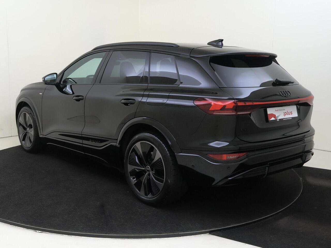 Audi Q6 e-tron S edition performance 100 kWh | Panoramadak | Luchtvering | Head-up display | Warmtepomp | 360 camera | Bang & Olufsen | Display passagierszijde | Parkeerassistent |