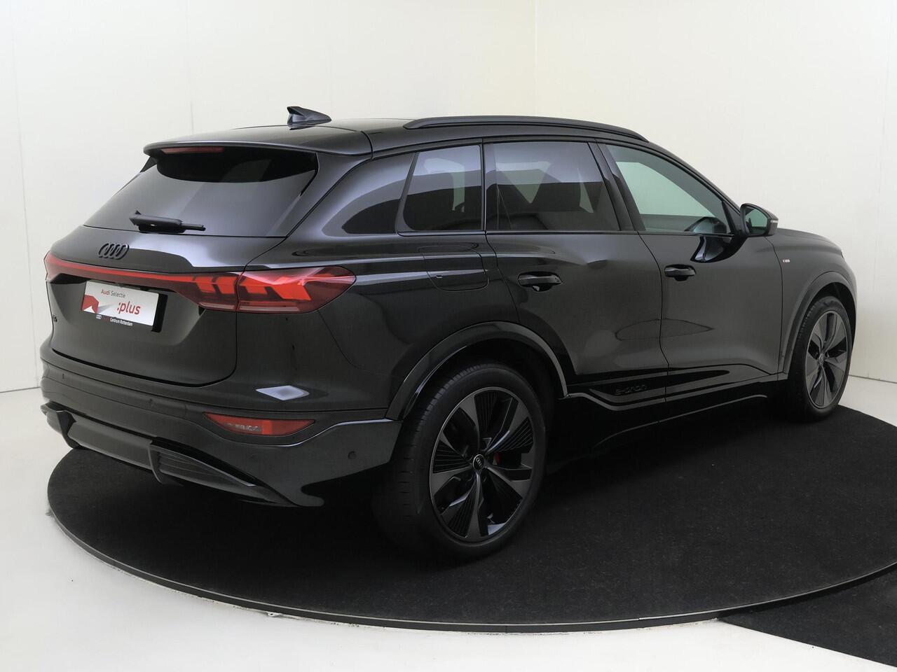 Audi Q6 e-tron S edition performance 100 kWh | Panoramadak | Luchtvering | Head-up display | Warmtepomp | 360 camera | Bang & Olufsen | Display passagierszijde | Parkeerassistent |