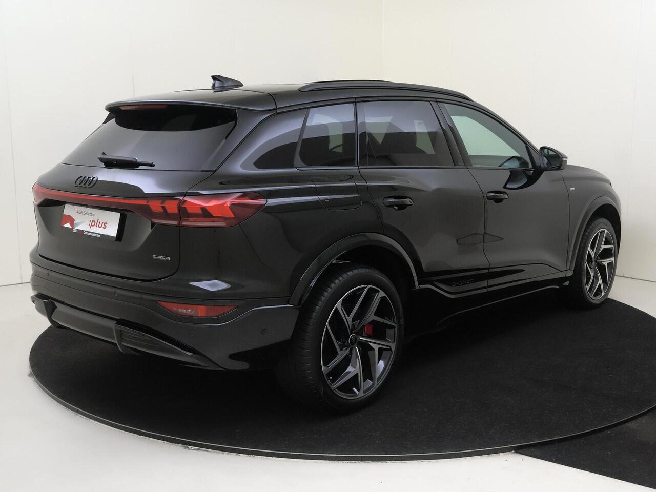 Audi Q6 e-tron S edition quattro 100 kWh | Panoramadak | Trekhaak | Luchtvering | Bang & Olufsen | Head-up display | Warmtepomp | Display passagierszijde | 360 camera | Parkeerassistent |