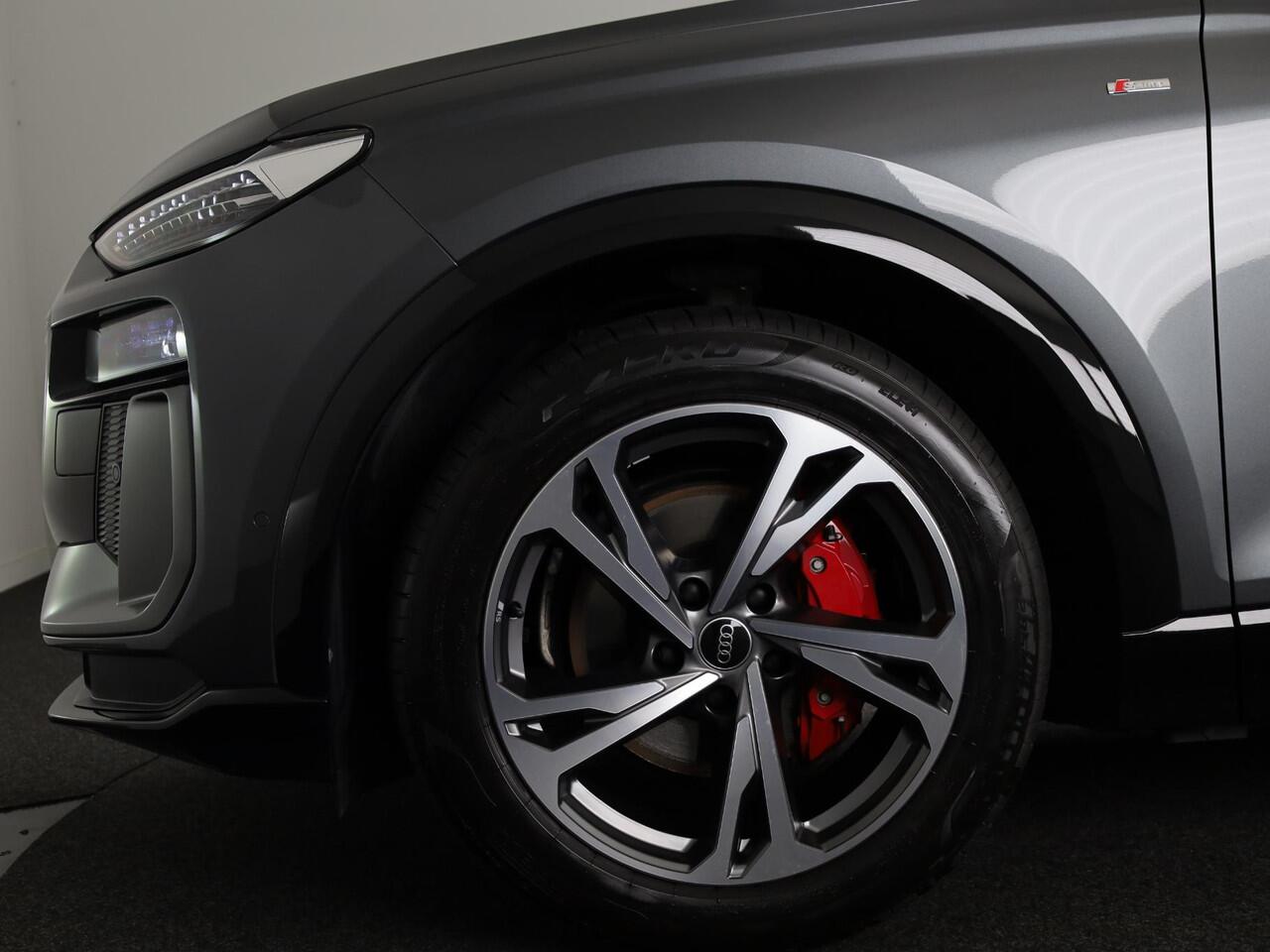 Audi Q6 Sportback e-tron S edition performance 100 kWh 306pk | Lederen bekleding | Trekhaak | Elektrisch verstelbare voorstoelen + geheugen | MMI Bijrijdersscherm | Verlengde garantie