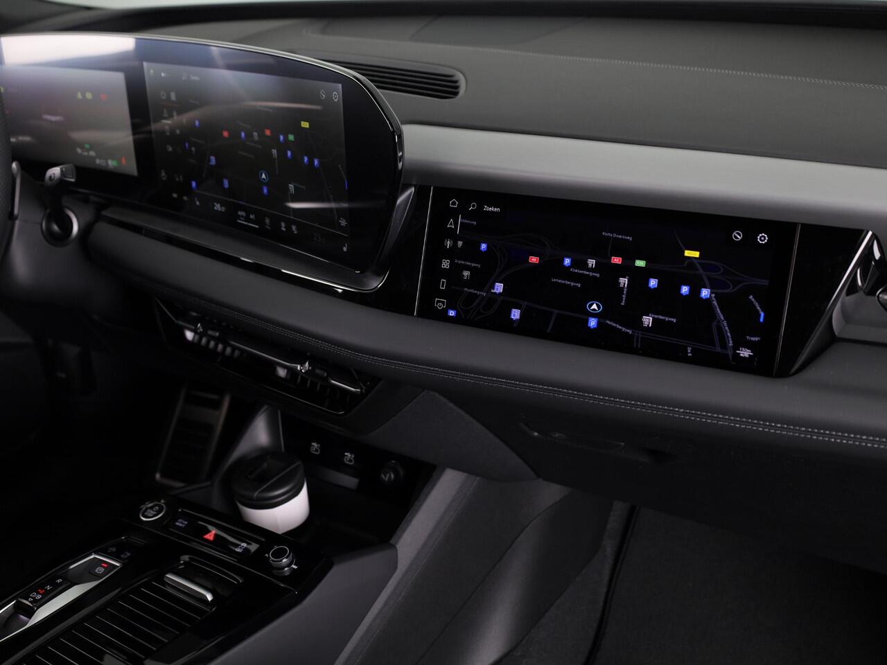 Audi Q6 e-tron S edition 83Kwh 252 pk SUV | Tech pakket plus | Glazen panoramadak | Lederen bekleding | Rode remzadels |