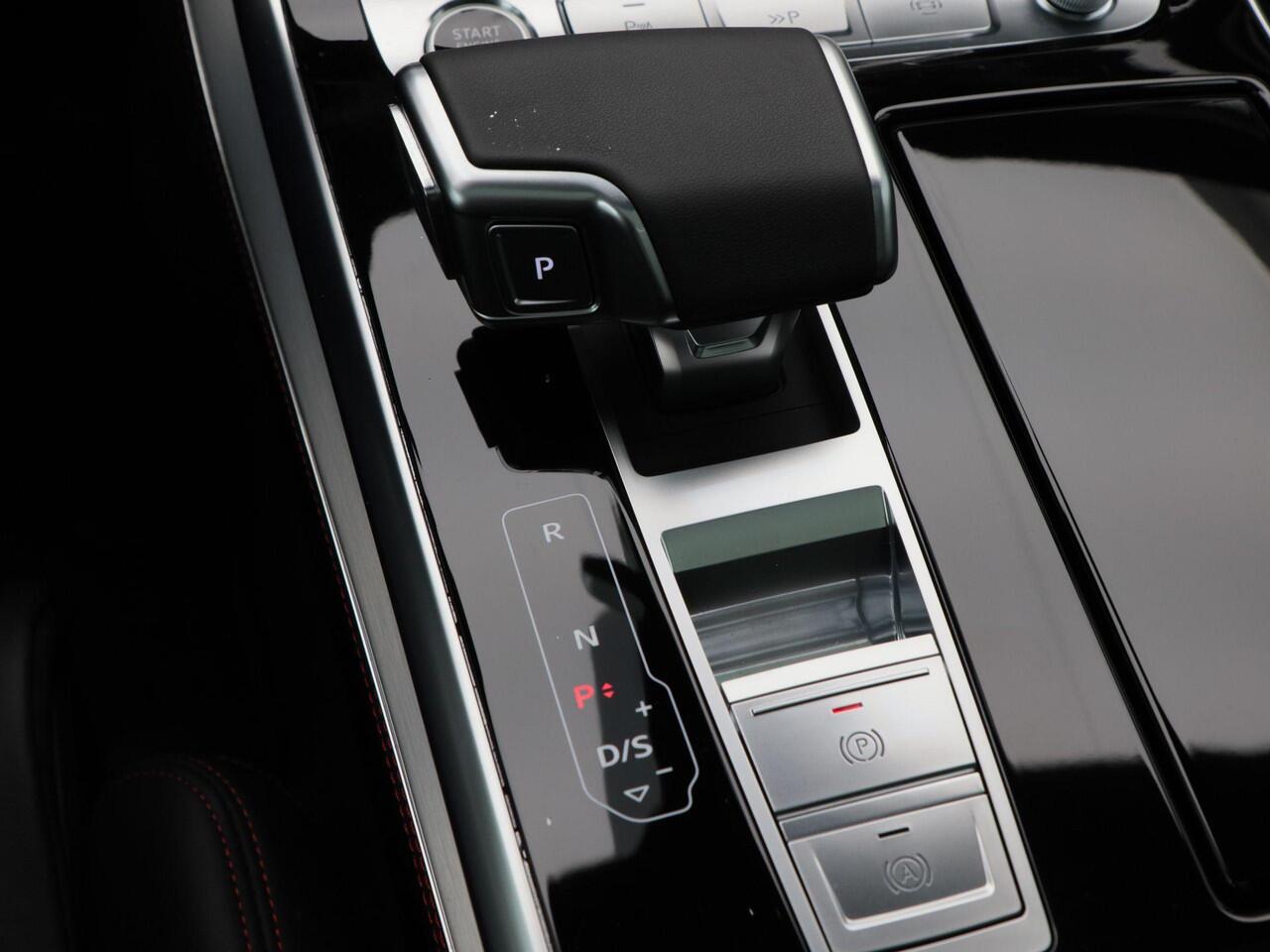 Audi Q7 60 TFSi e 490 Pk Automaat quattro S-Line | Panoramadak | Valcona Leder | Stoelverwarming | B&O Audio | 4wiel Besturing | Trekhaak | 22 Inch | 11.655 Km!!