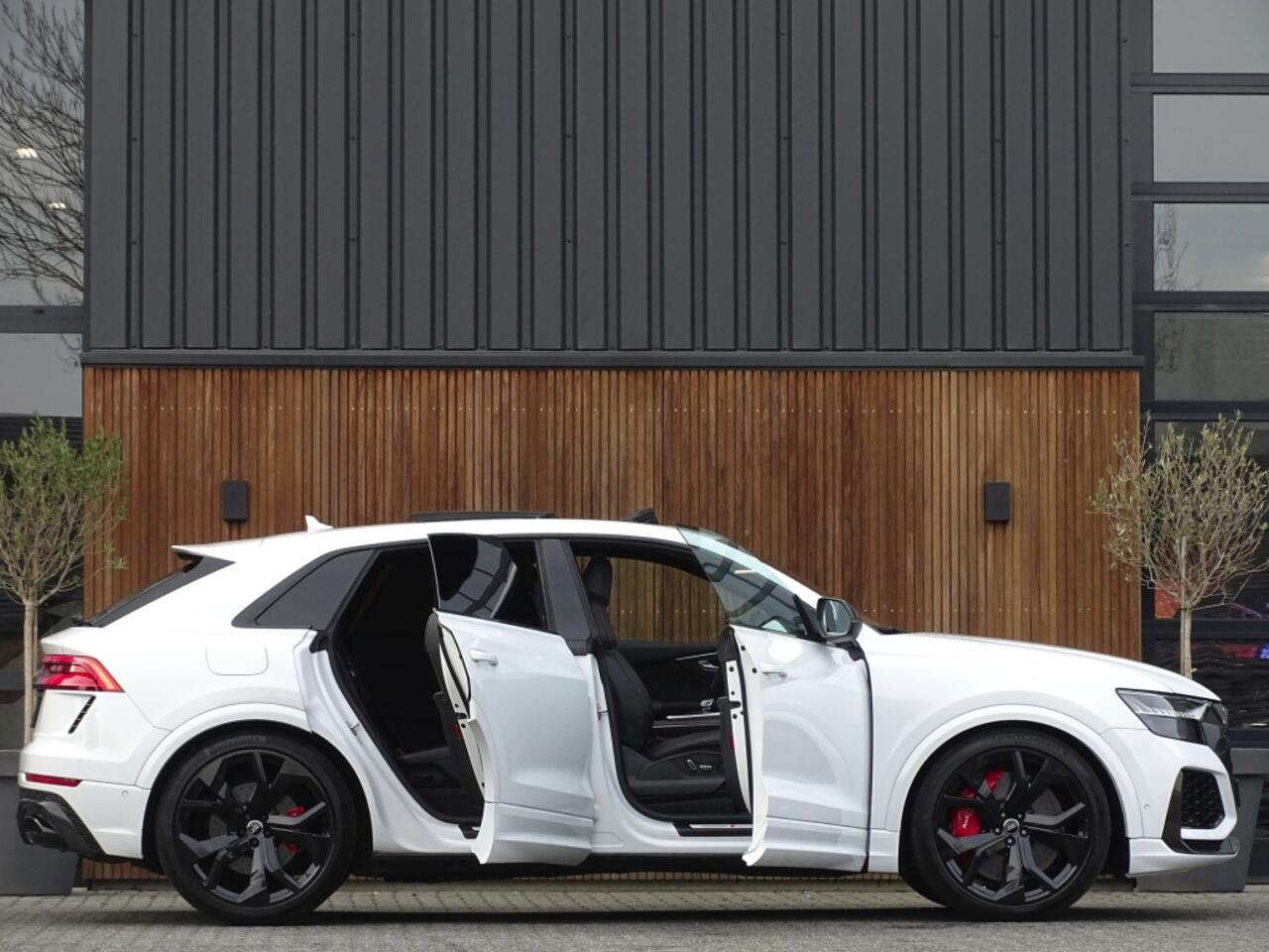 Audi Q8 4.0 TFSI V8T 601PK RS Q8 q. / carbon / ceramic brakes / B&O