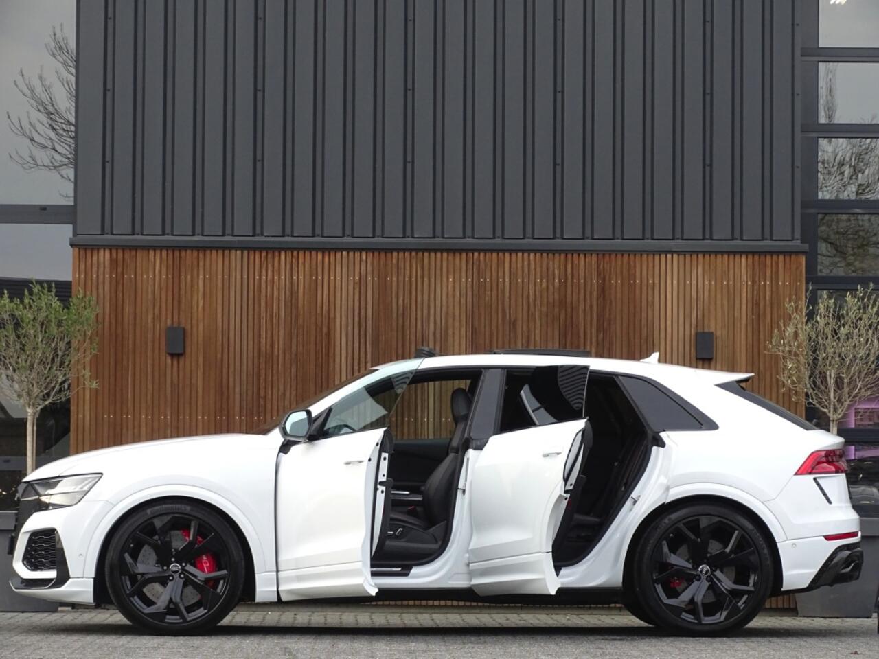 Audi Q8 4.0 TFSI V8T 601PK RS Q8 q. / carbon / ceramic brakes / B&O